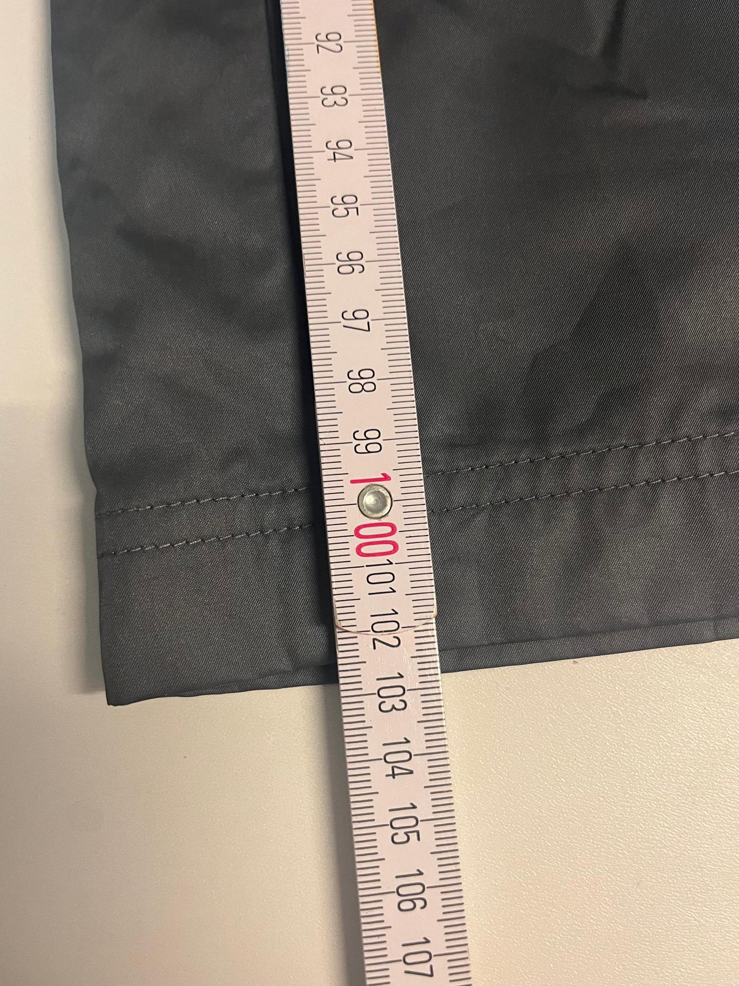 Entdecke unsere Vintage Track Pants von Nike und anderen Marken, erhältlich bei Valuxery.de - Dein Shop für trendige Vintage - Kleidung. Unsere Track Pants sind aus hochwertigen Materialien und