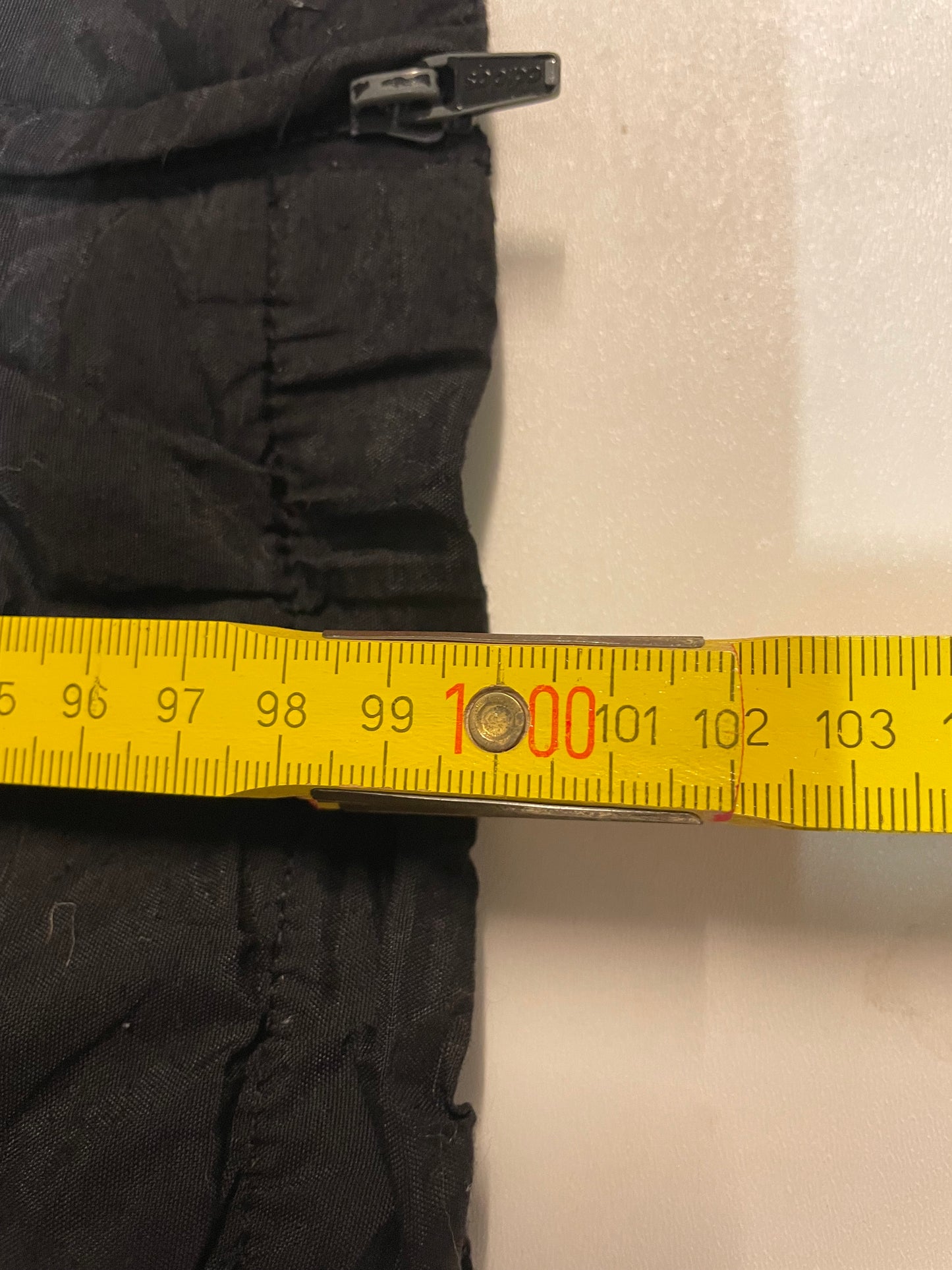Entdecke unsere Vintage Track Pants von Nike und anderen Marken, erhältlich bei Valuxery.de - Dein Shop für trendige Vintage - Kleidung. Unsere Track Pants sind aus hochwertigen Materialien und