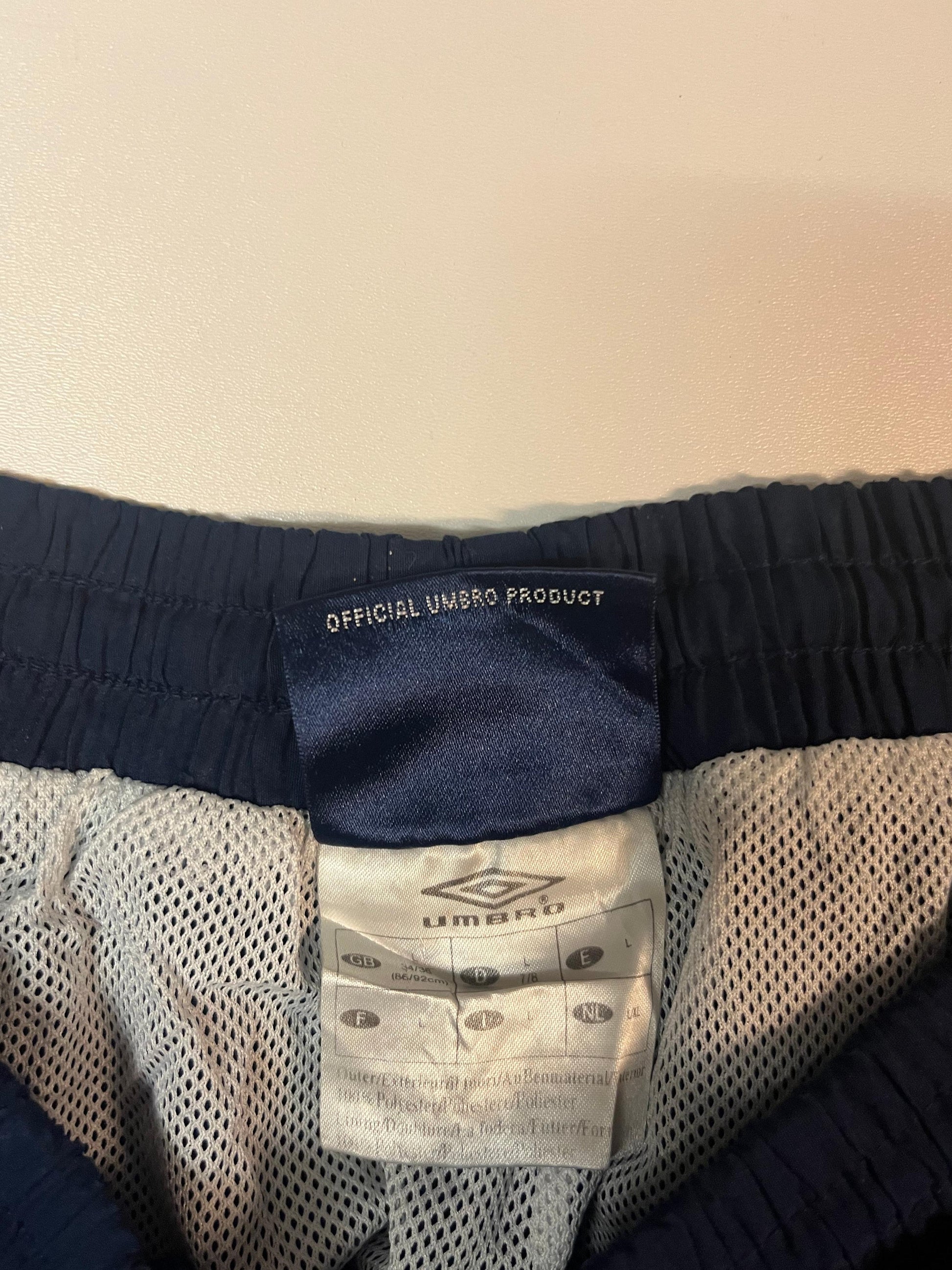 Entdecke unsere Vintage Track Pants von Nike und anderen Marken, erhältlich bei Valuxery.de - Dein Shop für trendige Vintage - Kleidung. Unsere Track Pants sind aus hochwertigen Materialien und