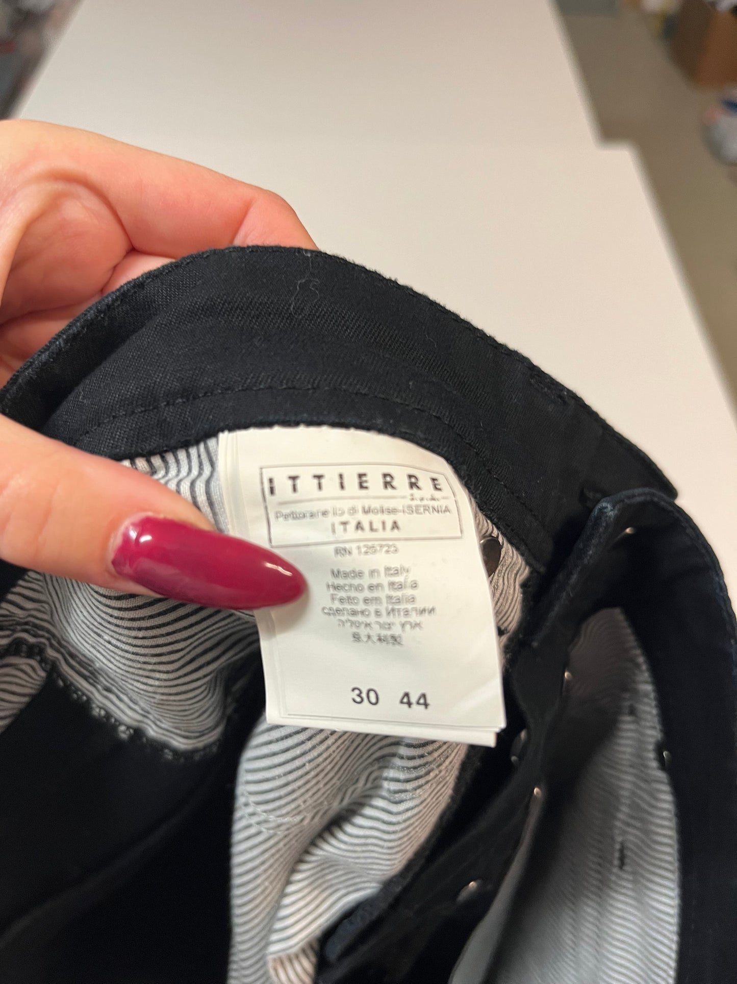 Entdecke unsere Vintage Track Pants von Nike und anderen Marken, erhältlich bei Valuxery.de - Dein Shop für trendige Vintage - Kleidung. Unsere Track Pants sind aus hochwertigen Materialien und