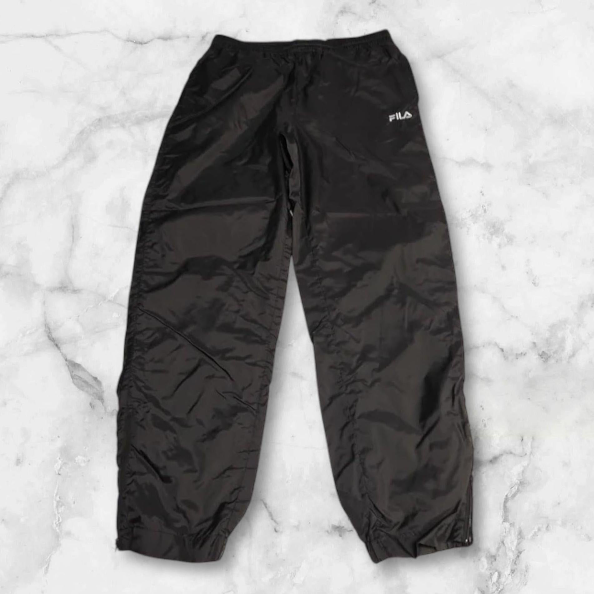 Entdecke unsere Vintage Track Pants von Nike und anderen Marken, erhältlich bei Valuxery.de - Dein Shop für trendige Vintage - Kleidung. Unsere Track Pants sind aus hochwertigen Materialien und