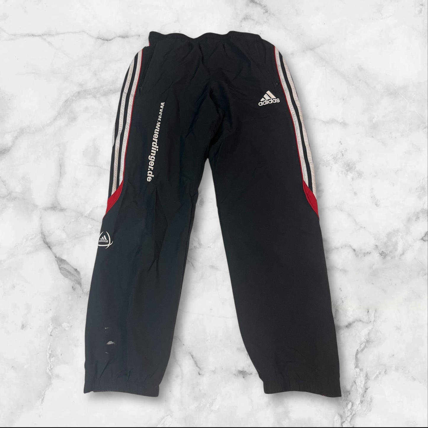 Entdecke unsere Vintage Track Pants von Nike und anderen Marken, erhältlich bei Valuxery.de - Dein Shop für trendige Vintage - Kleidung. Unsere Track Pants sind aus hochwertigen Materialien und