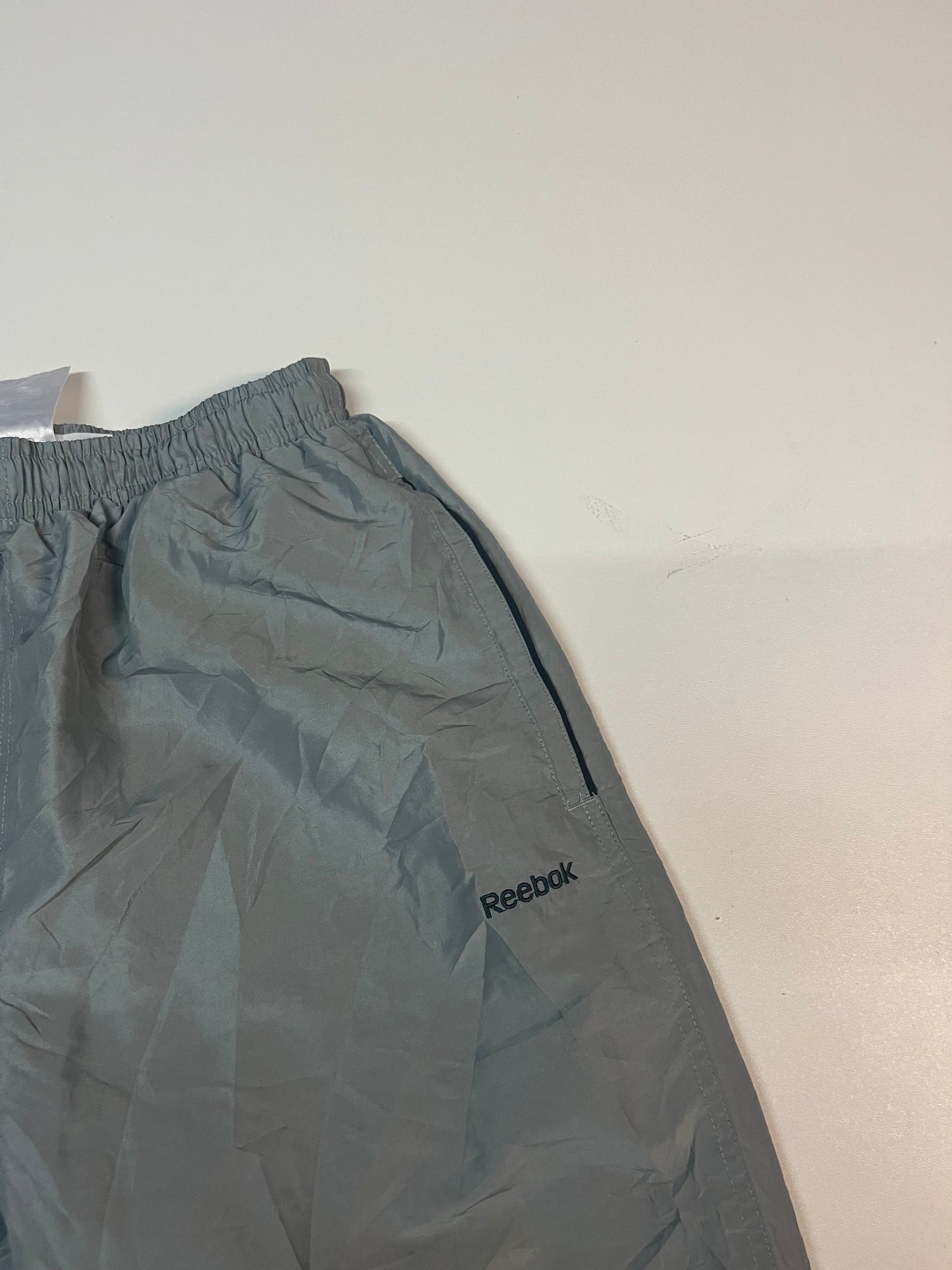 Entdecke unsere Vintage Track Pants von Nike und anderen Marken, erhältlich bei Valuxery.de - Dein Shop für trendige Vintage - Kleidung. Unsere Track Pants sind aus hochwertigen Materialien und