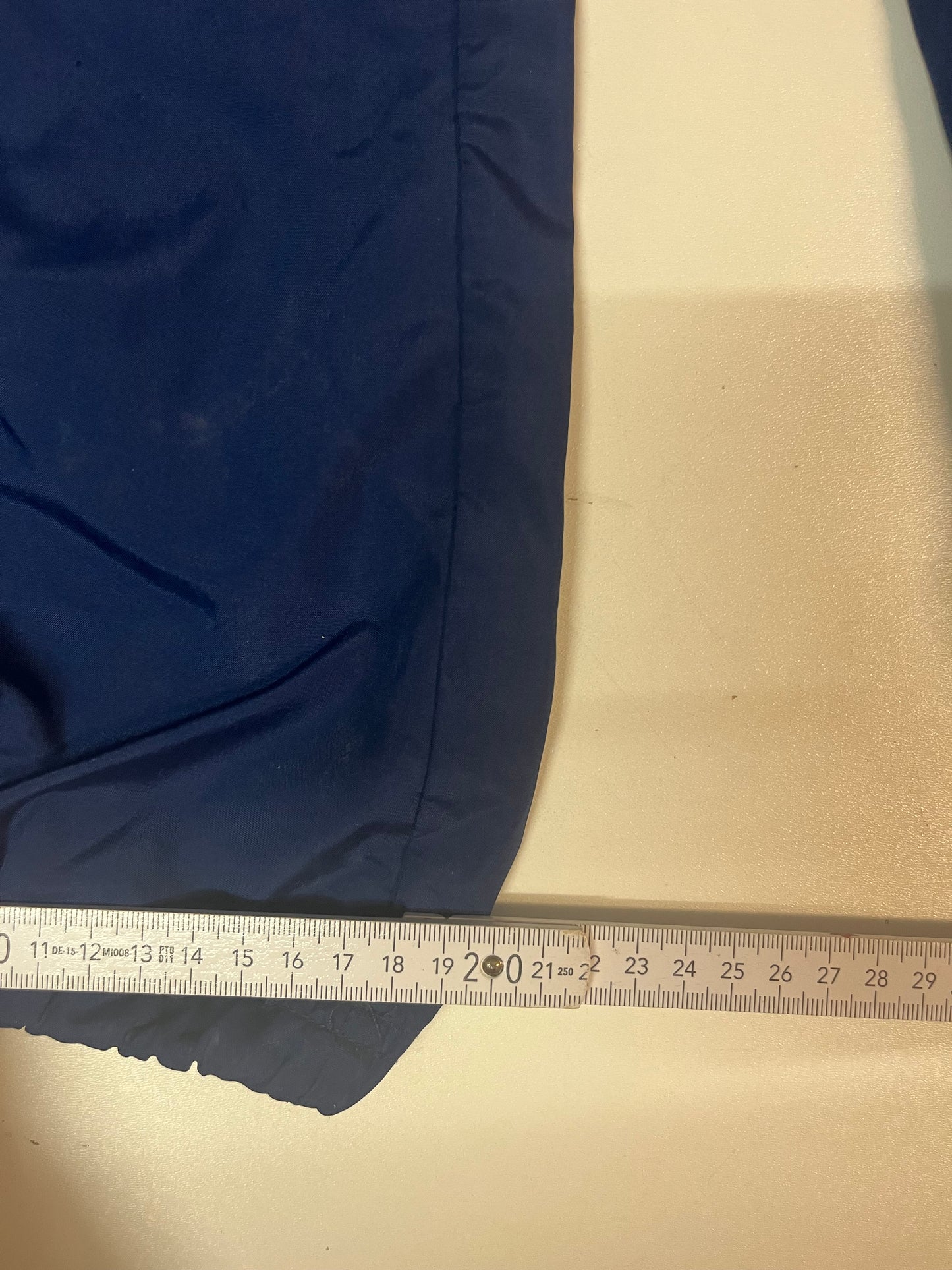 Entdecke unsere Vintage Track Pants von Nike und anderen Marken, erhältlich bei Valuxery.de - Dein Shop für trendige Vintage - Kleidung. Unsere Track Pants sind aus hochwertigen Materialien und