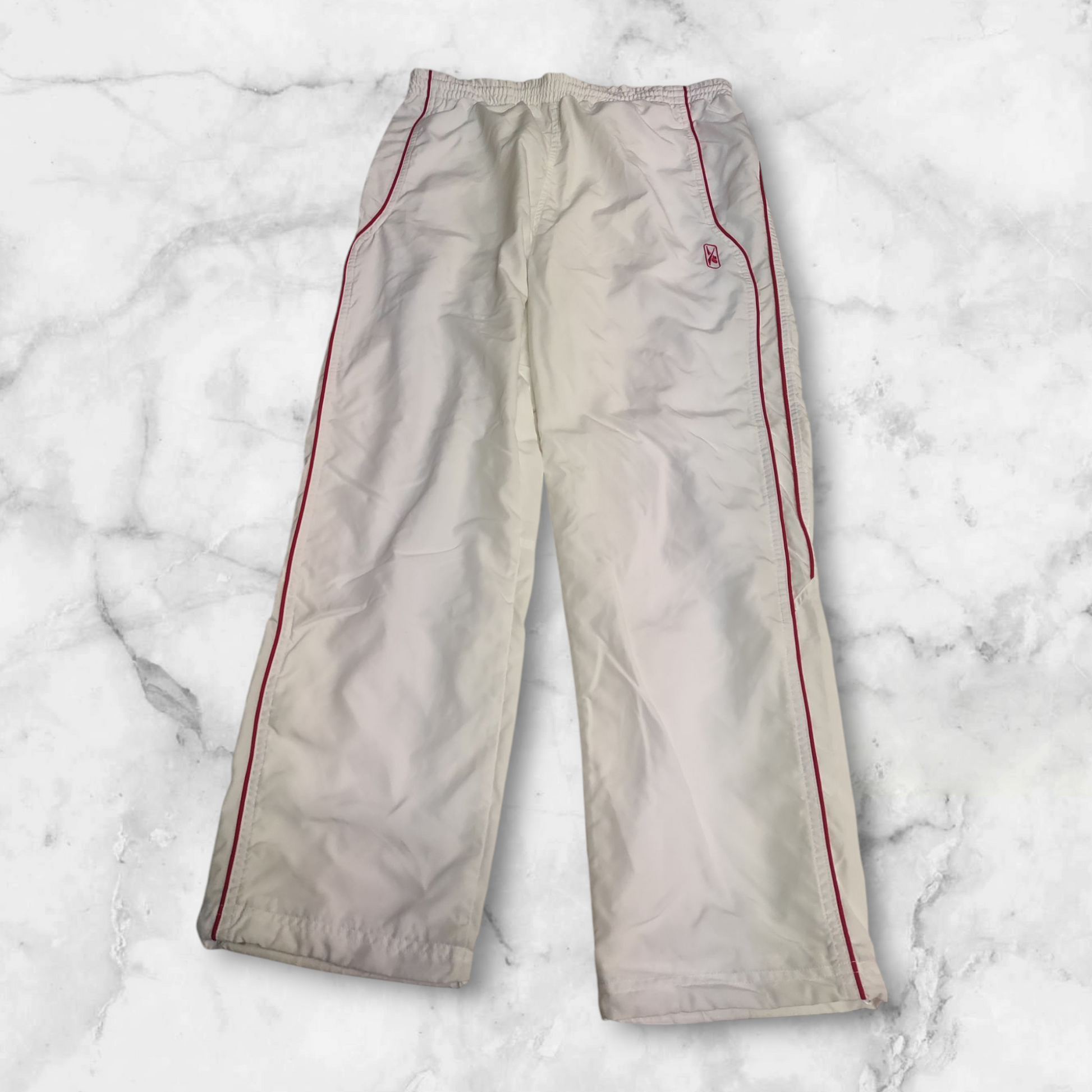 Entdecke unsere Vintage Track Pants von Nike und anderen Marken, erhältlich bei Valuxery.de - Dein Shop für trendige Vintage - Kleidung. Unsere Track Pants sind aus hochwertigen Materialien und
