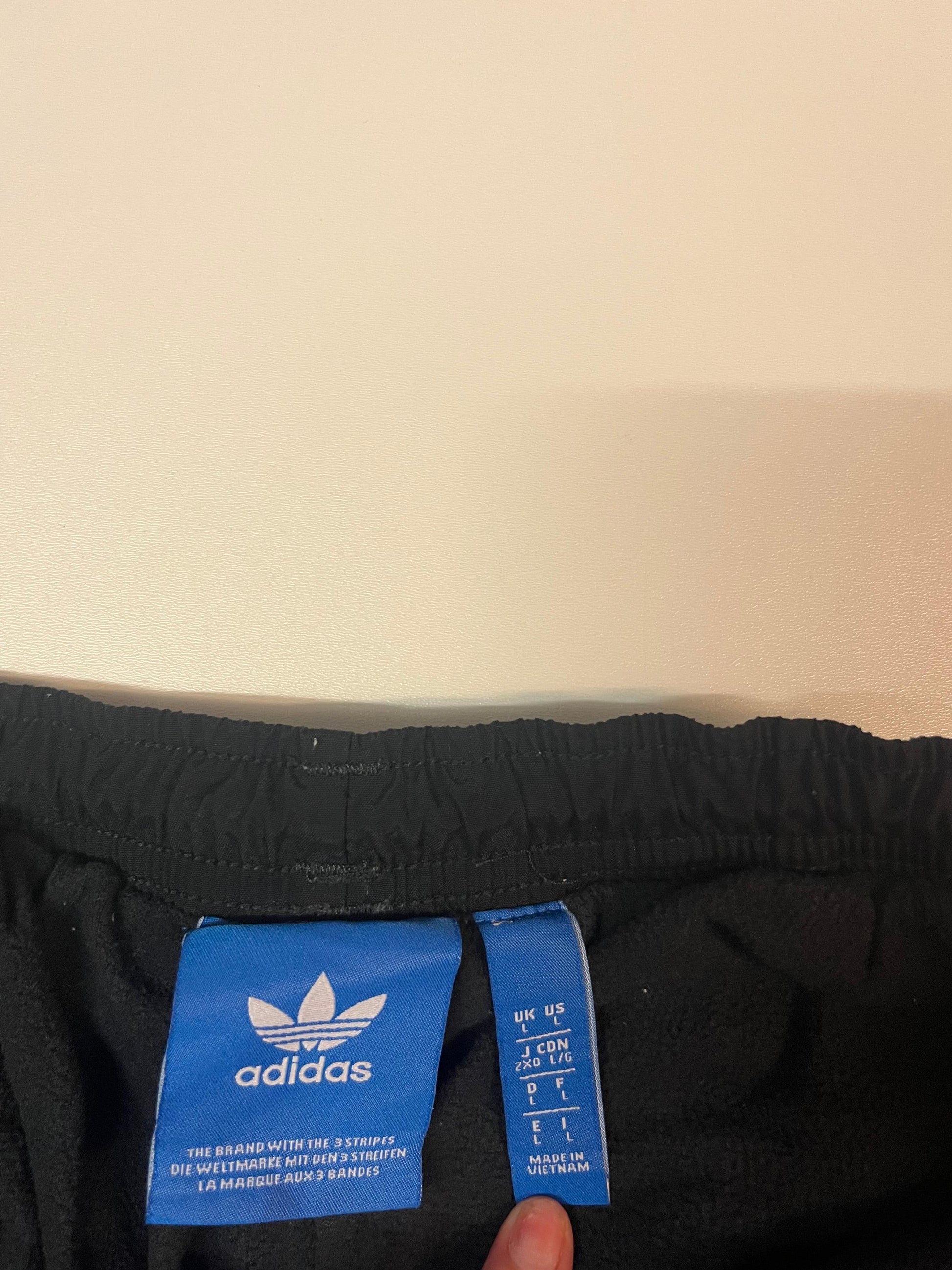 Entdecke unsere Vintage Track Pants von Nike und anderen Marken, erhältlich bei Valuxery.de - Dein Shop für trendige Vintage - Kleidung. Unsere Track Pants sind aus hochwertigen Materialien und