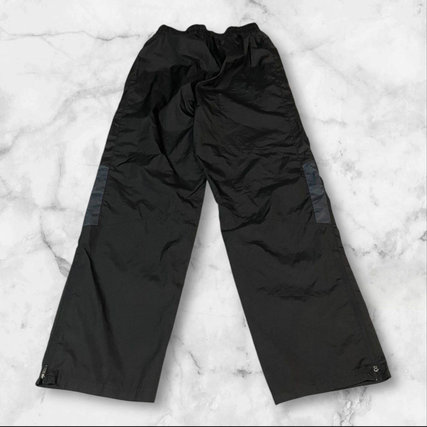 Entdecke unsere Vintage Track Pants von Nike und anderen Marken, erhältlich bei Valuxery.de - Dein Shop für trendige Vintage - Kleidung. Unsere Track Pants sind aus hochwertigen Materialien und