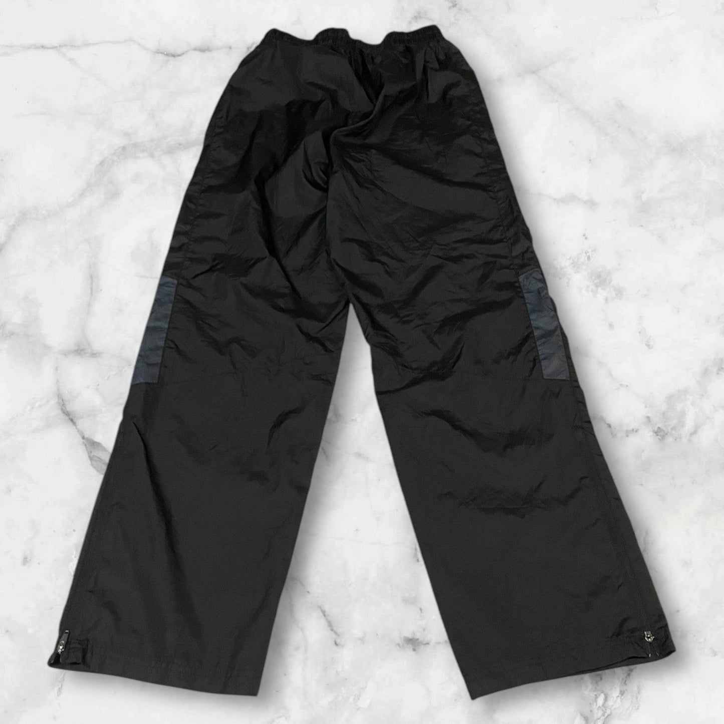 Entdecke unsere Vintage Track Pants von Nike und anderen Marken, erhältlich bei Valuxery.de - Dein Shop für trendige Vintage - Kleidung. Unsere Track Pants sind aus hochwertigen Materialien und