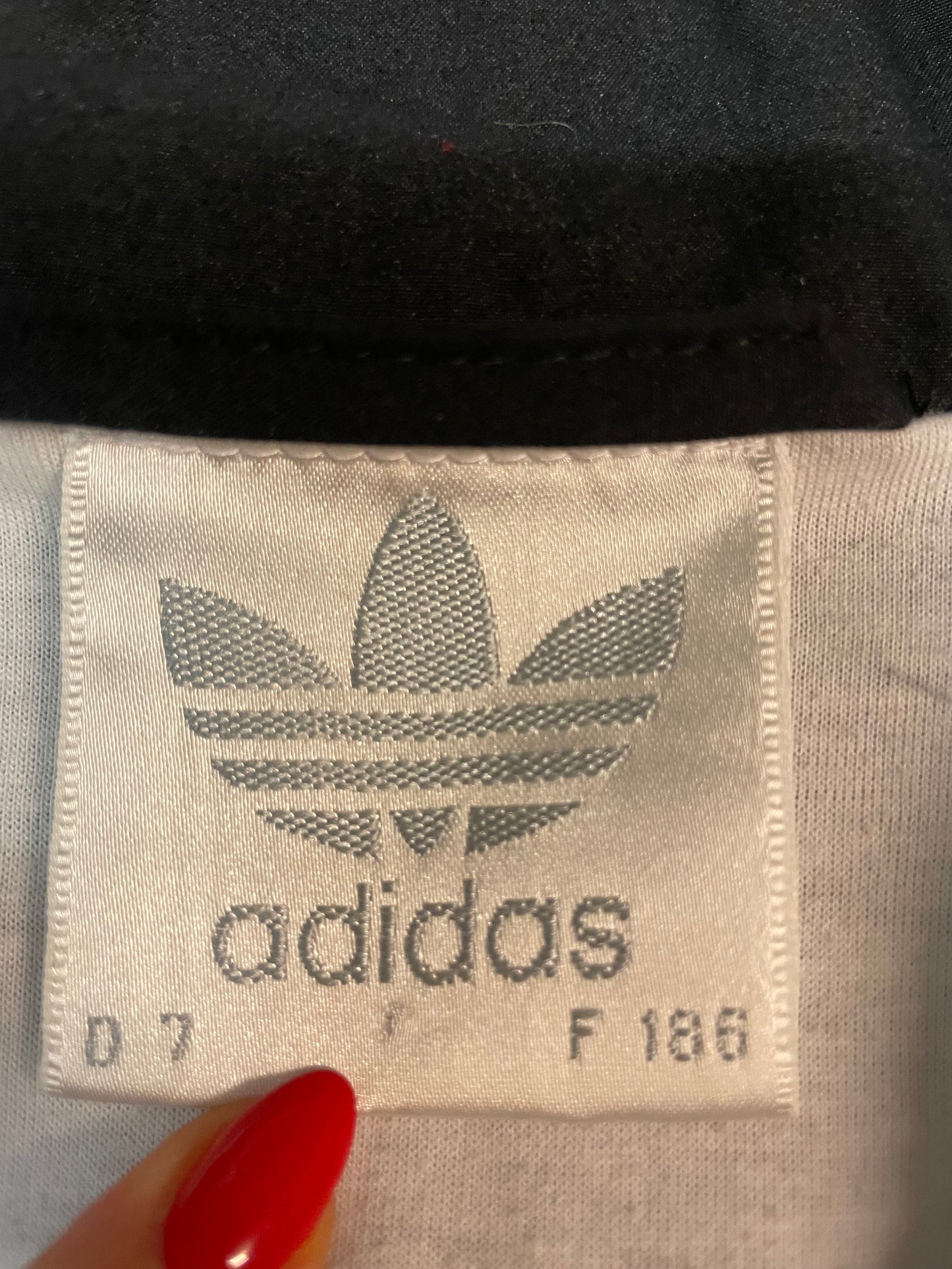 Entdecke unsere Vintage Track Pants von Nike und anderen Marken, erhältlich bei Valuxery.de - Dein Shop für trendige Vintage - Kleidung. Unsere Track Pants sind aus hochwertigen Materialien und