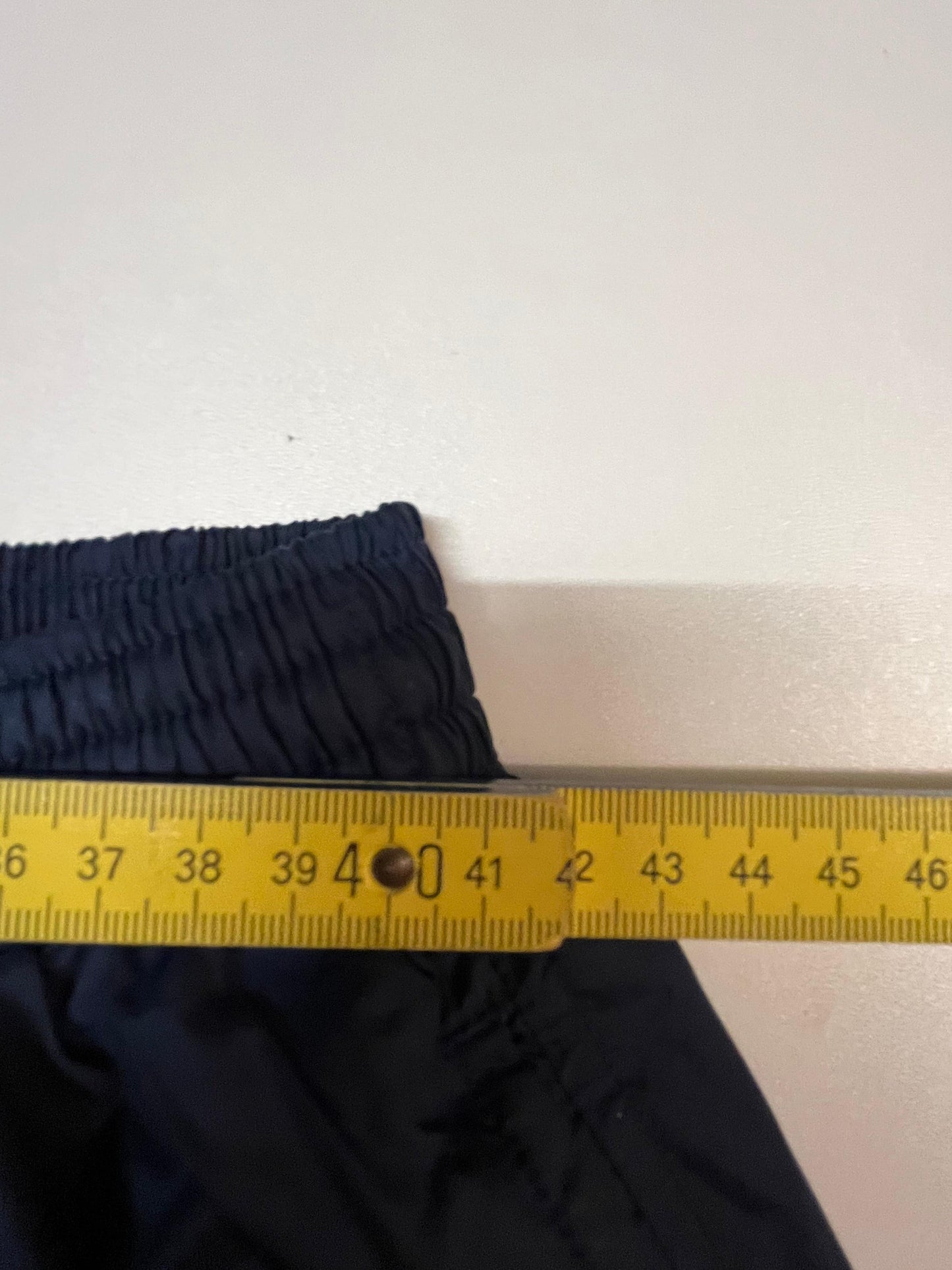 Entdecke unsere Vintage Track Pants von Nike und anderen Marken, erhältlich bei Valuxery.de - Dein Shop für trendige Vintage - Kleidung. Unsere Track Pants sind aus hochwertigen Materialien und
