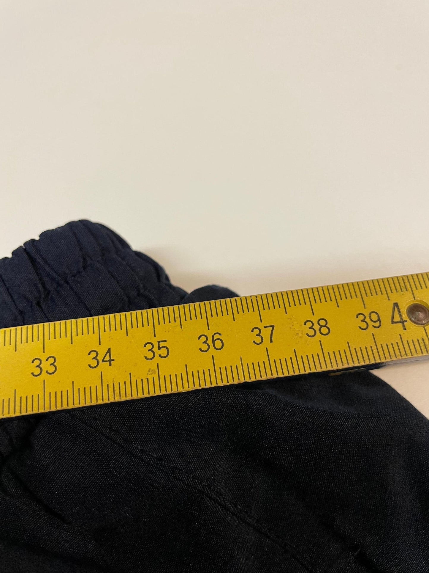 Entdecke unsere Vintage Track Pants von Nike und anderen Marken, erhältlich bei Valuxery.de - Dein Shop für trendige Vintage - Kleidung. Unsere Track Pants sind aus hochwertigen Materialien und