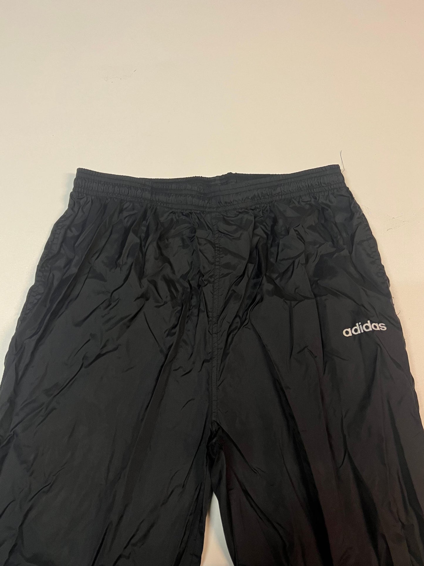 Entdecke unsere Vintage Track Pants von Nike und anderen Marken, erhältlich bei Valuxery.de - Dein Shop für trendige Vintage - Kleidung. Unsere Track Pants sind aus hochwertigen Materialien und