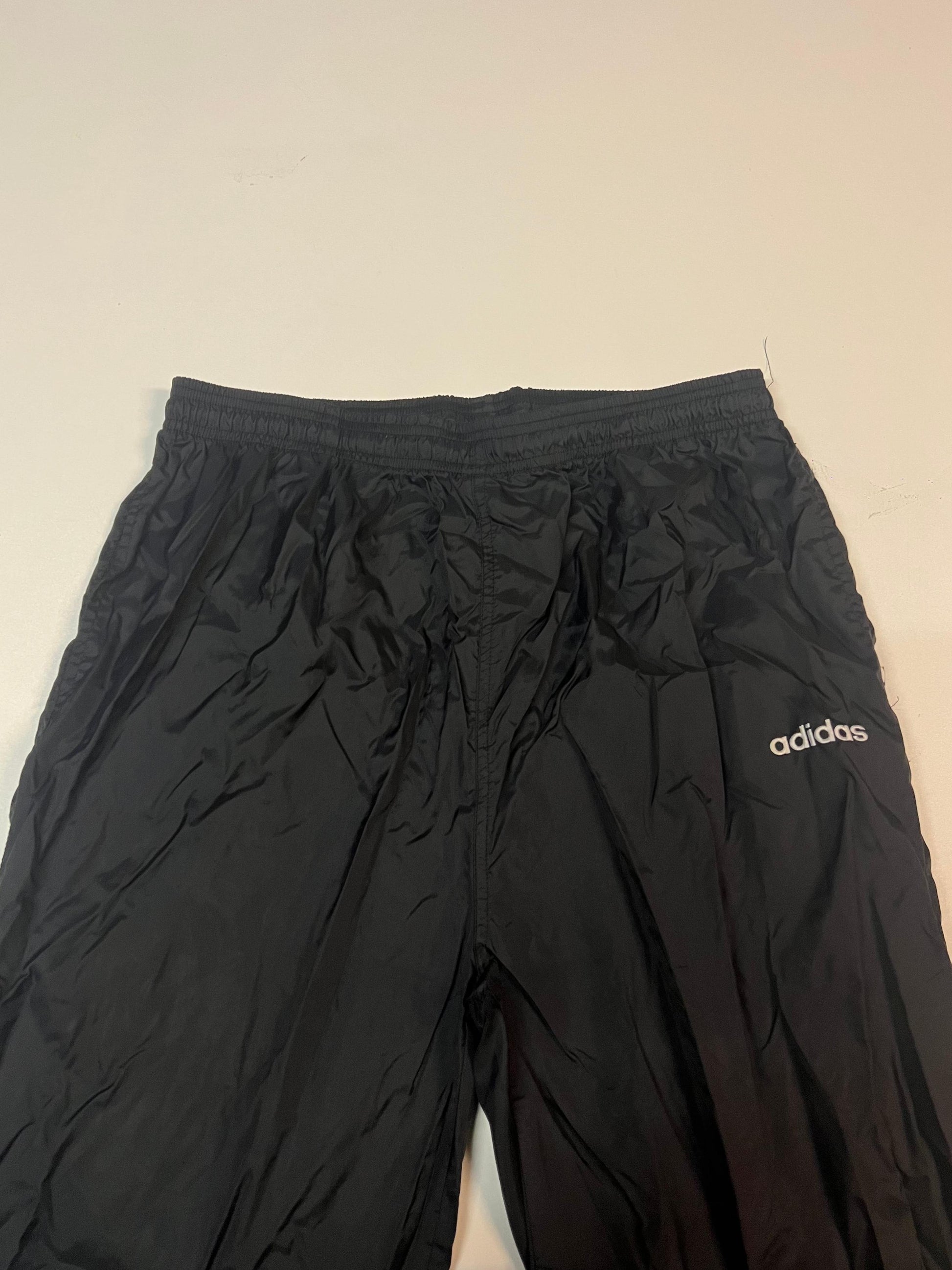 Entdecke unsere Vintage Track Pants von Nike und anderen Marken, erhältlich bei Valuxery.de - Dein Shop für trendige Vintage - Kleidung. Unsere Track Pants sind aus hochwertigen Materialien und