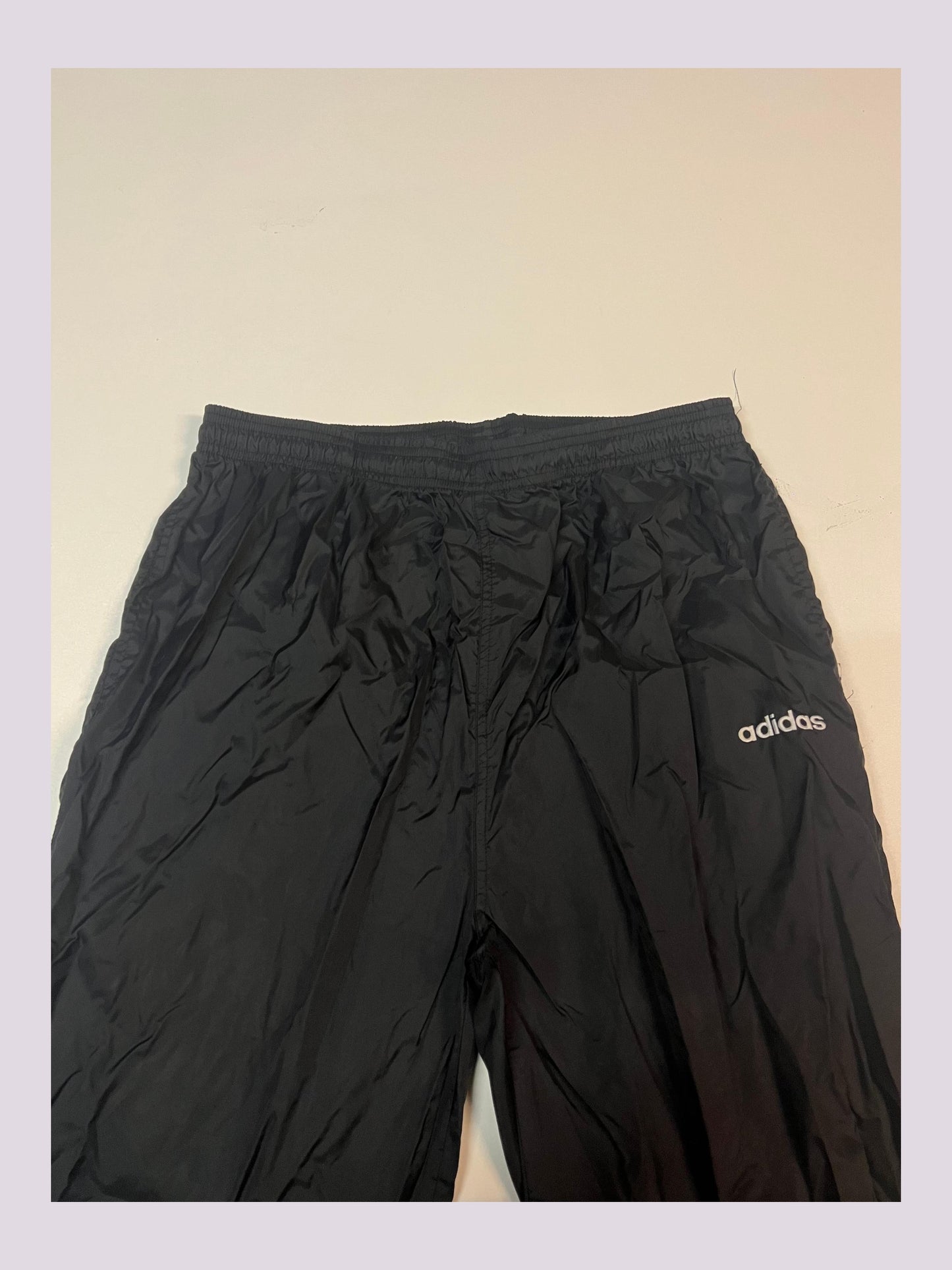 Entdecke unsere Vintage Track Pants von Nike und anderen Marken, erhältlich bei Valuxery.de - Dein Shop für trendige Vintage - Kleidung. Unsere Track Pants sind aus hochwertigen Materialien und