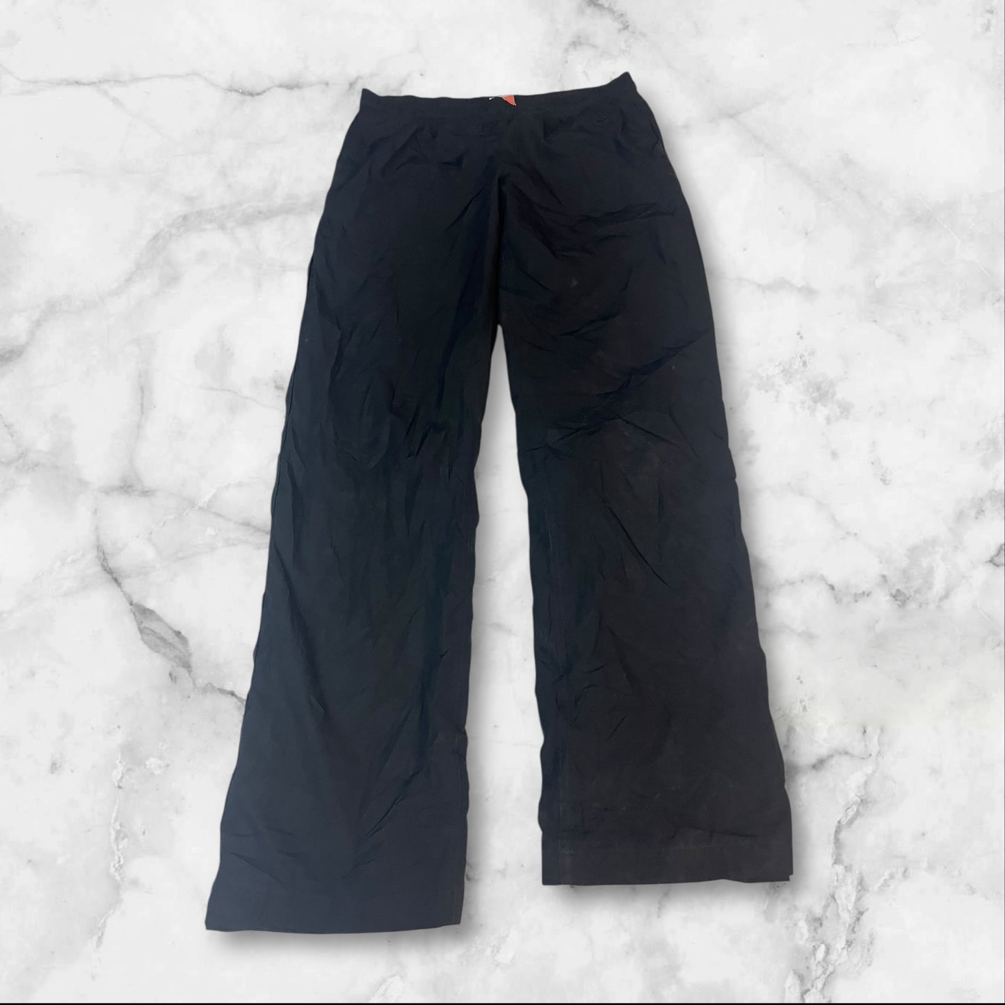 Entdecke unsere Vintage Track Pants von Nike und anderen Marken, erhältlich bei Valuxery.de - Dein Shop für trendige Vintage - Kleidung. Unsere Track Pants sind aus hochwertigen Materialien und