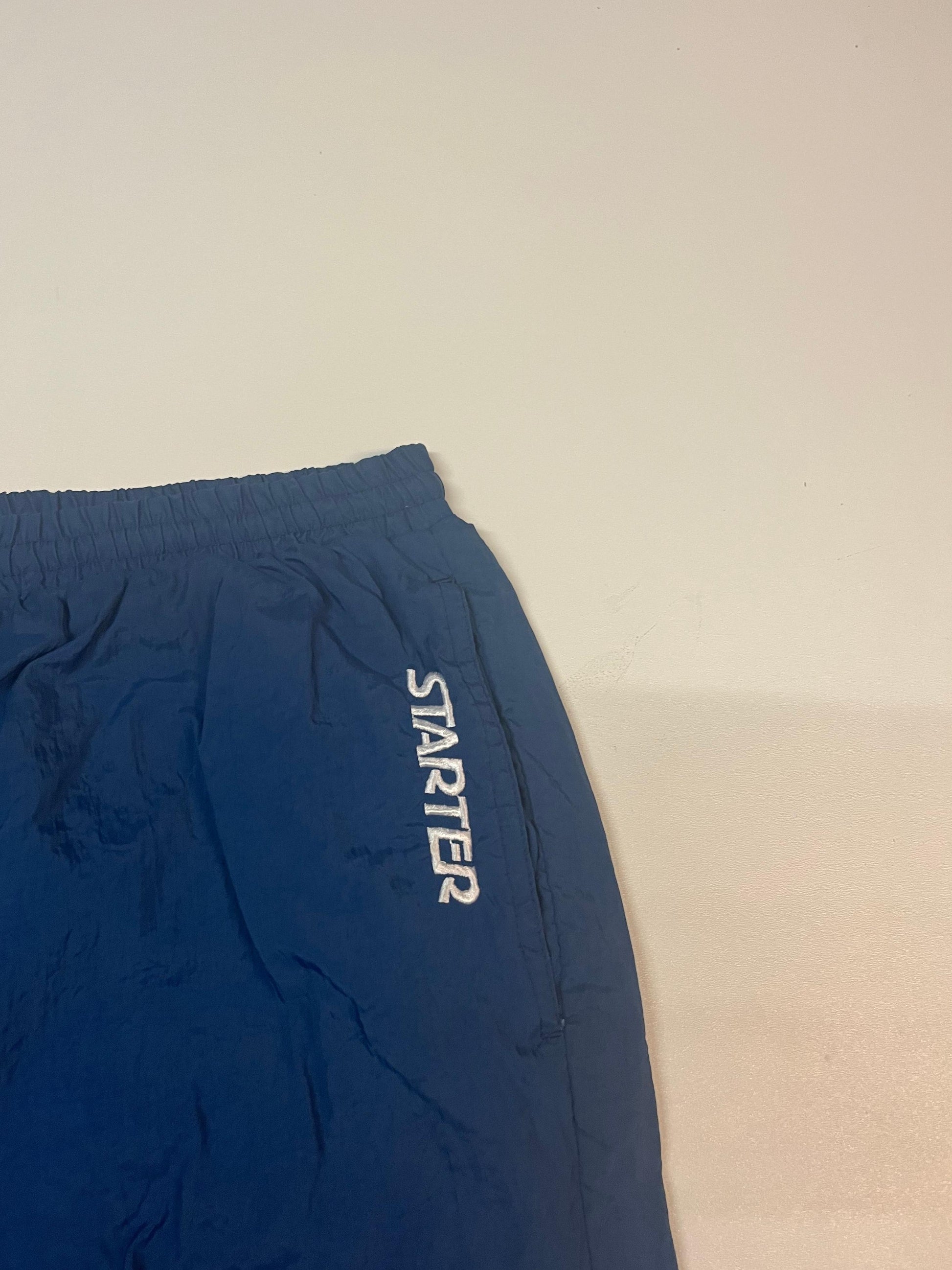 Entdecke unsere Vintage Track Pants von Nike und anderen Marken, erhältlich bei Valuxery.de - Dein Shop für trendige Vintage - Kleidung. Unsere Track Pants sind aus hochwertigen Materialien und