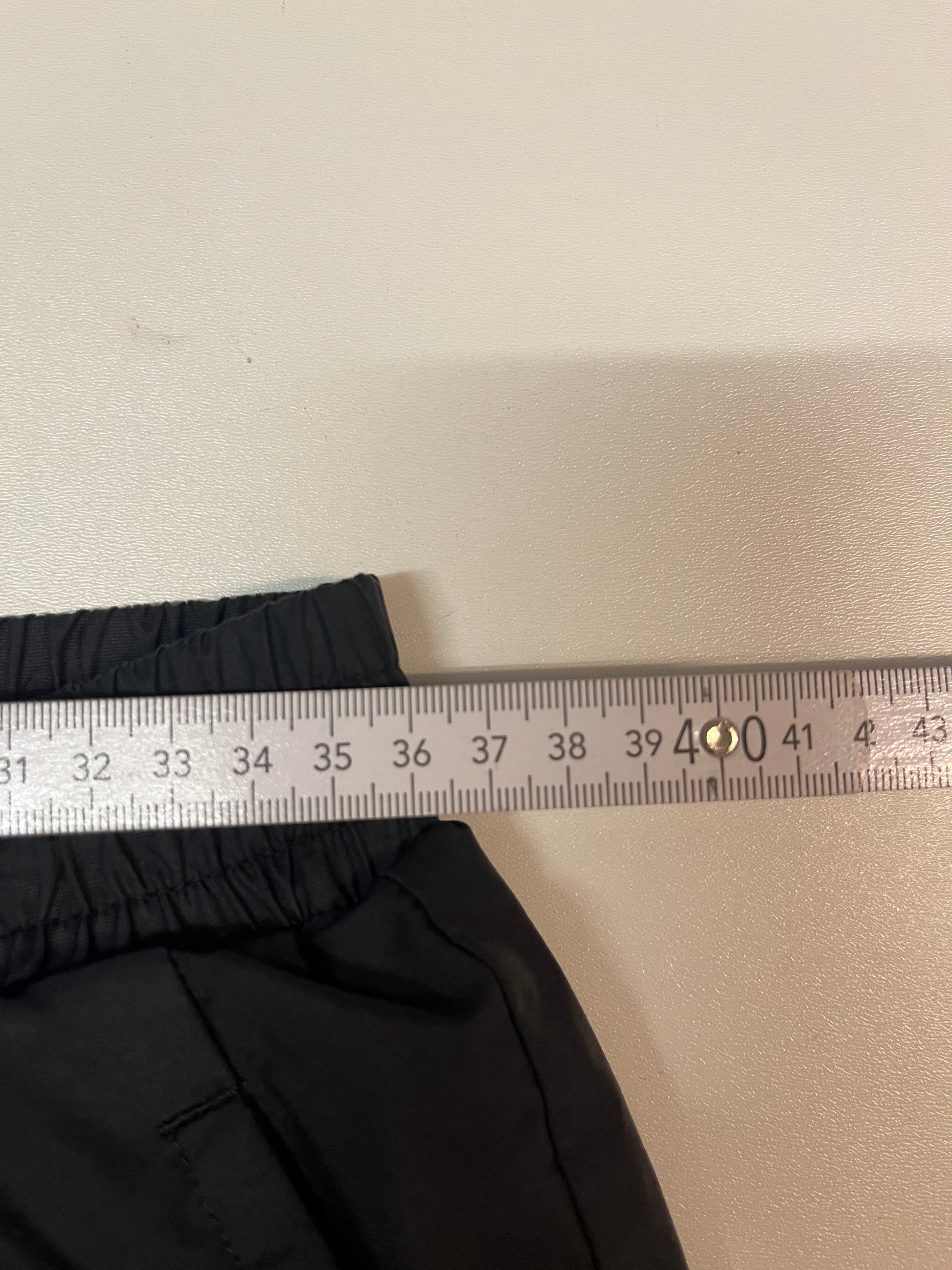 Entdecke unsere Vintage Track Pants von Nike und anderen Marken, erhältlich bei Valuxery.de - Dein Shop für trendige Vintage - Kleidung. Unsere Track Pants sind aus hochwertigen Materialien und