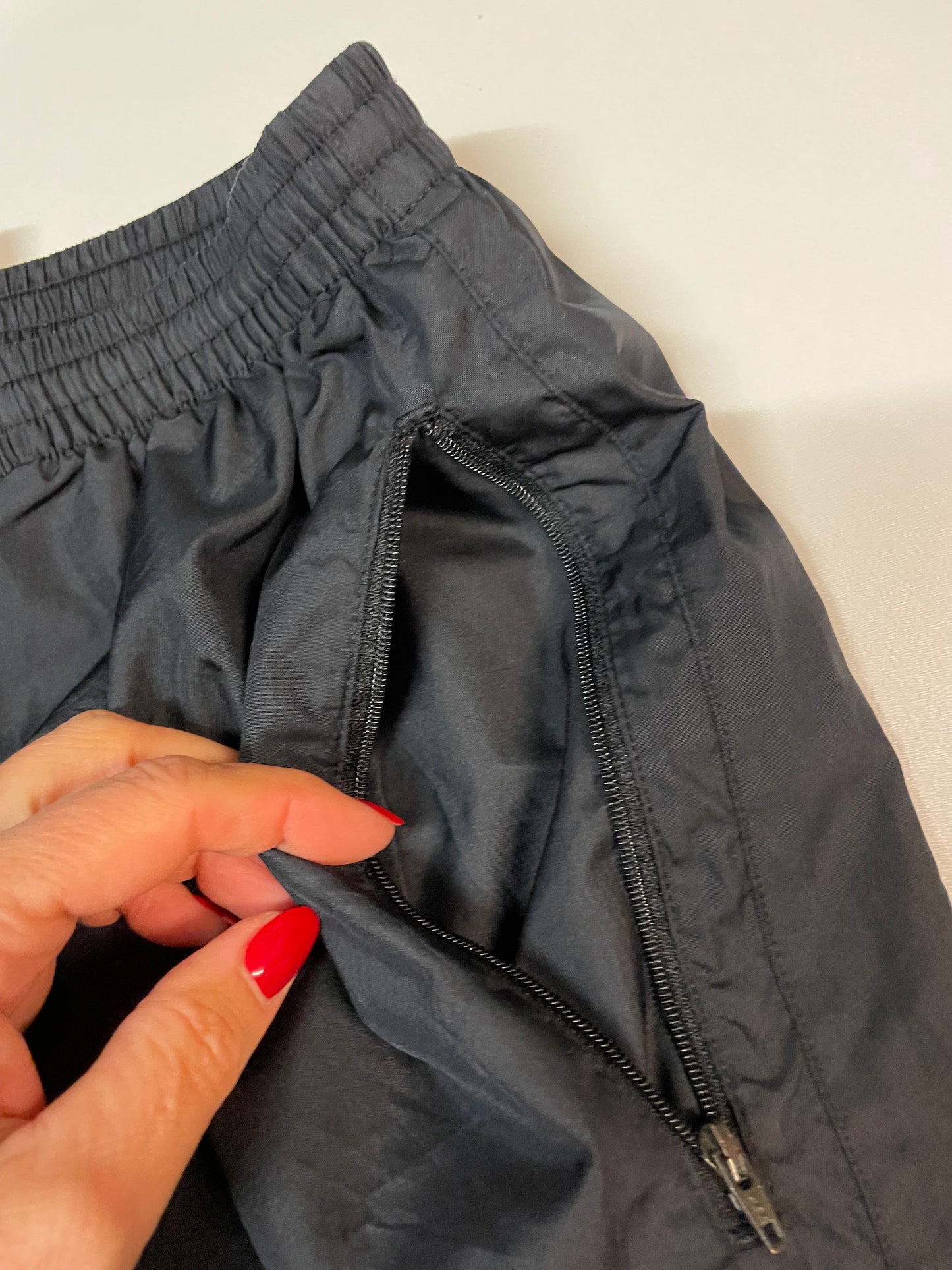 Entdecke unsere Vintage Track Pants von Nike und anderen Marken, erhältlich bei Valuxery.de - Dein Shop für trendige Vintage - Kleidung. Unsere Track Pants sind aus hochwertigen Materialien und