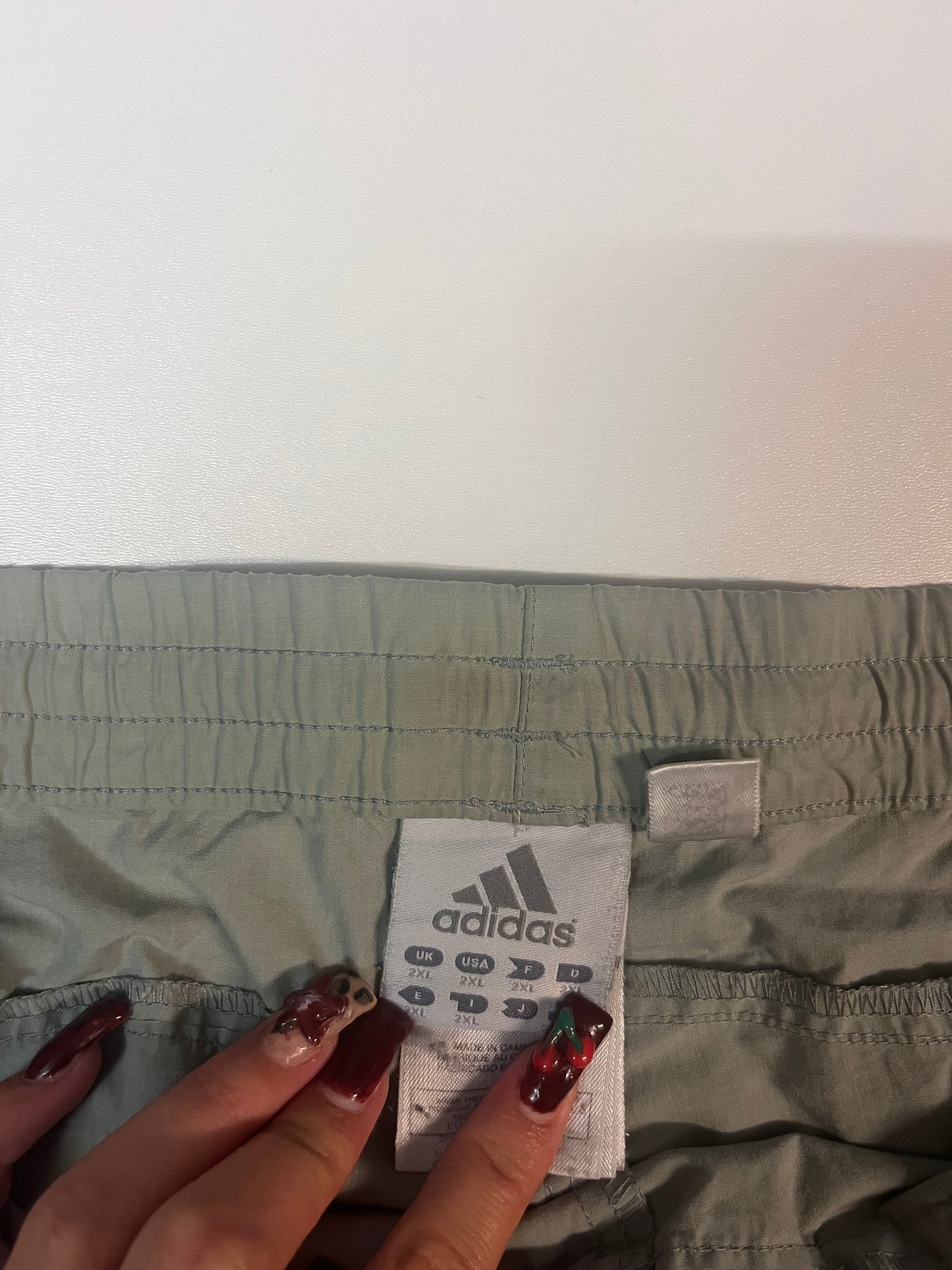 Entdecke unsere Vintage Track Pants von Nike und anderen Marken, erhältlich bei Valuxery.de - Dein Shop für trendige Vintage - Kleidung. Unsere Track Pants sind aus hochwertigen Materialien und