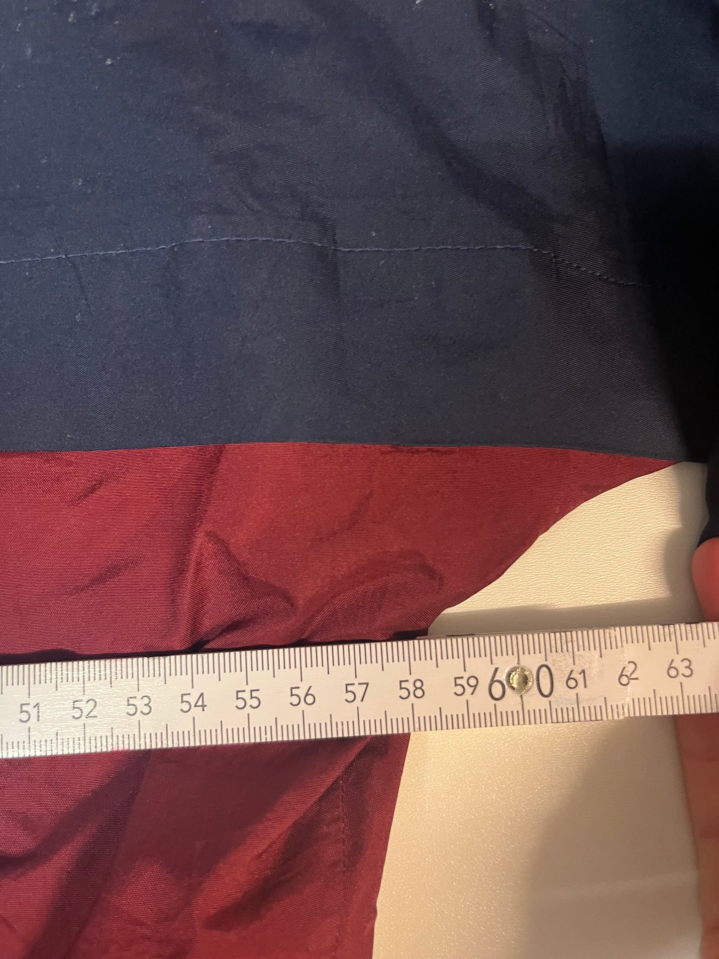 Entdecke unsere Vintage Track Pants von Nike und anderen Marken, erhältlich bei Valuxery.de - Dein Shop für trendige Vintage - Kleidung. Unsere Track Pants sind aus hochwertigen Materialien und