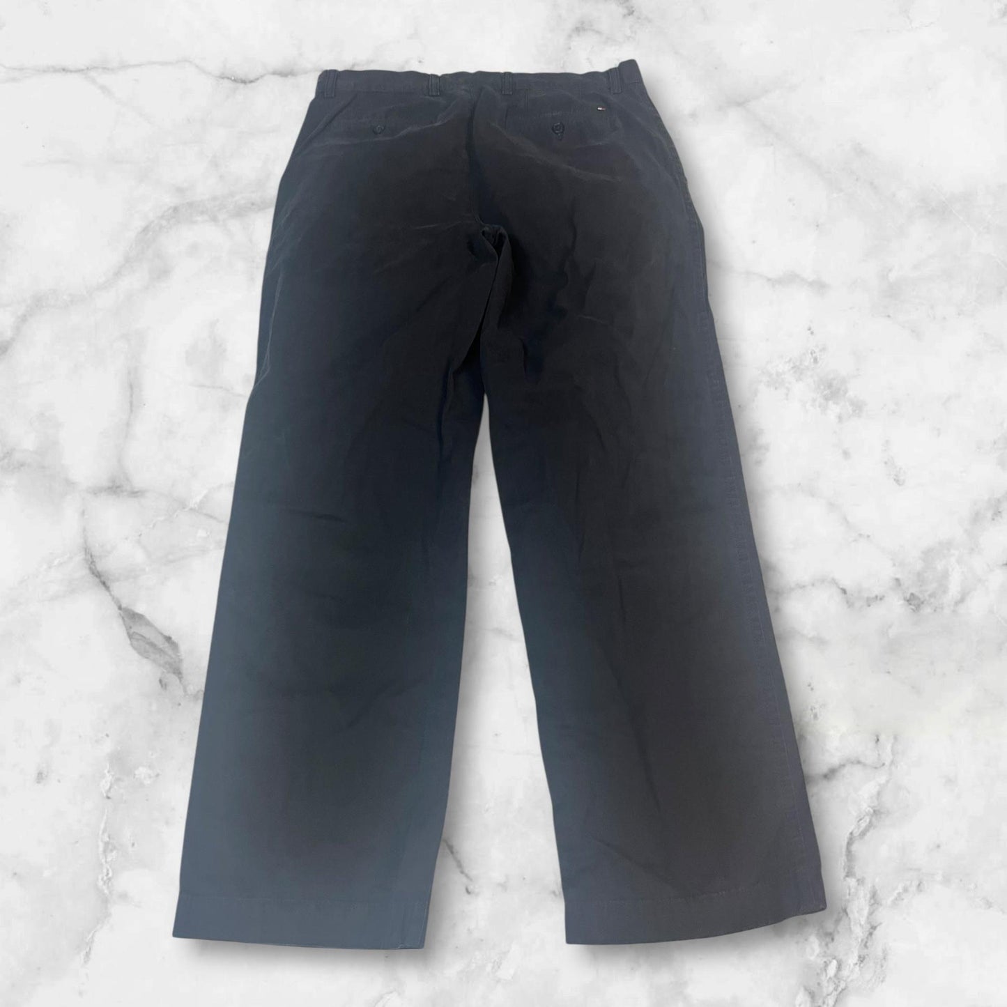 Entdecke unsere Vintage Track Pants von Nike und anderen Marken, erhältlich bei Valuxery.de - Dein Shop für trendige Vintage - Kleidung. Unsere Track Pants sind aus hochwertigen Materialien und