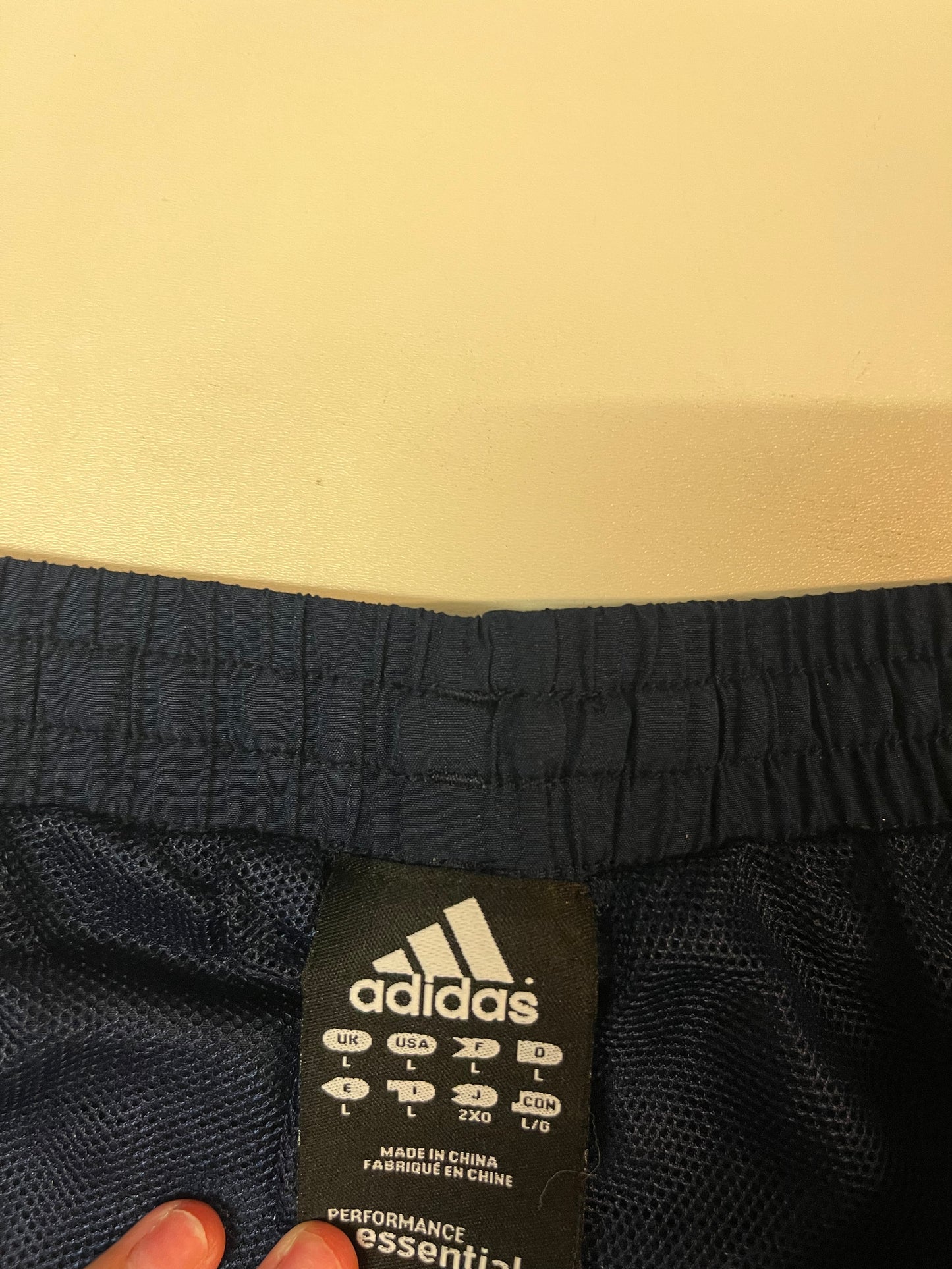 Entdecke unsere Vintage Track Pants von Nike und anderen Marken, erhältlich bei Valuxery.de - Dein Shop für trendige Vintage - Kleidung. Unsere Track Pants sind aus hochwertigen Materialien und