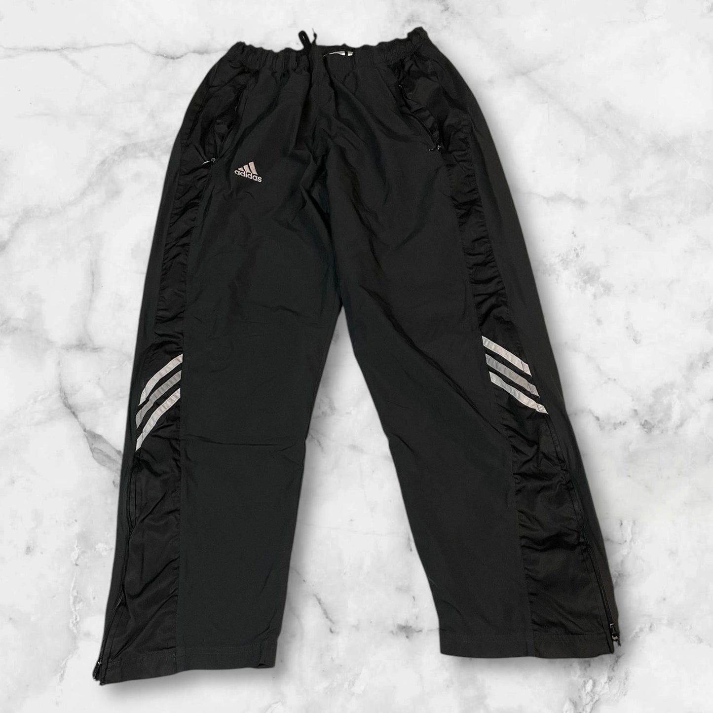 Entdecke unsere Vintage Track Pants von Nike und anderen Marken, erhältlich bei Valuxery.de - Dein Shop für trendige Vintage - Kleidung. Unsere Track Pants sind aus hochwertigen Materialien und