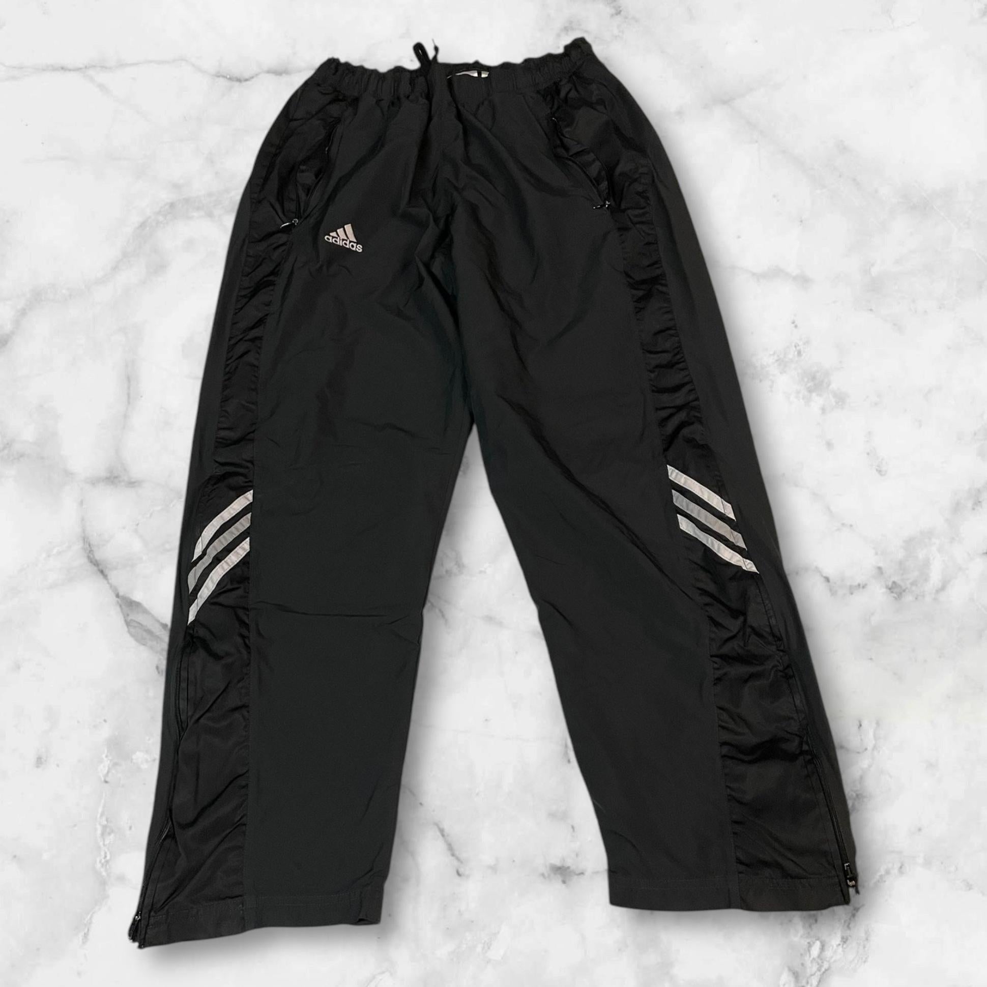 Entdecke unsere Vintage Track Pants von Nike und anderen Marken, erhältlich bei Valuxery.de - Dein Shop für trendige Vintage - Kleidung. Unsere Track Pants sind aus hochwertigen Materialien und