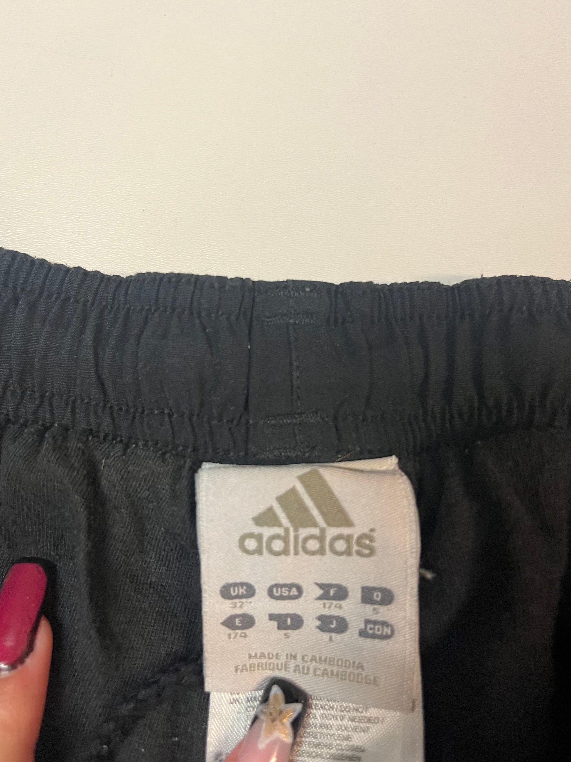 Entdecke unsere Vintage Track Pants von Nike und anderen Marken, erhältlich bei Valuxery.de - Dein Shop für trendige Vintage - Kleidung. Unsere Track Pants sind aus hochwertigen Materialien und