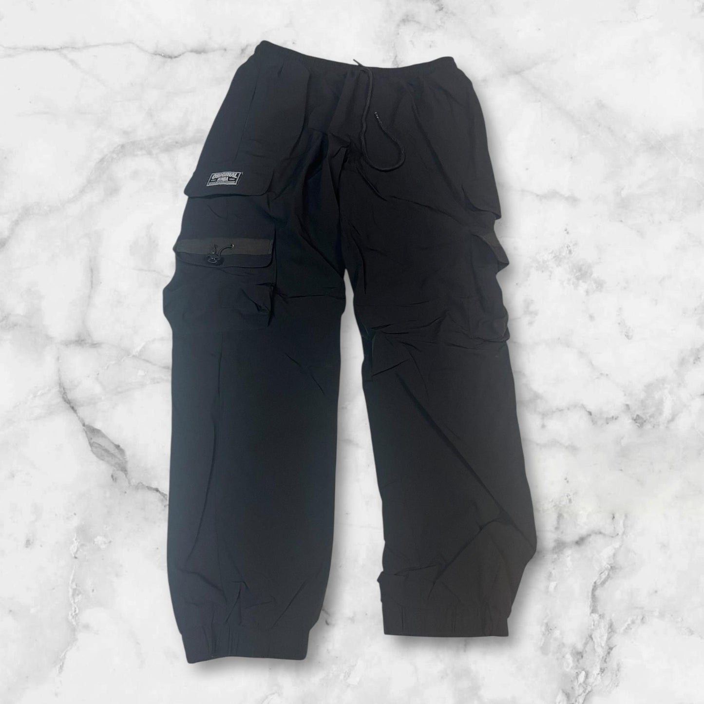 Entdecke unsere Vintage Track Pants von Nike und anderen Marken, erhältlich bei Valuxery.de - Dein Shop für trendige Vintage - Kleidung. Unsere Track Pants sind aus hochwertigen Materialien und
