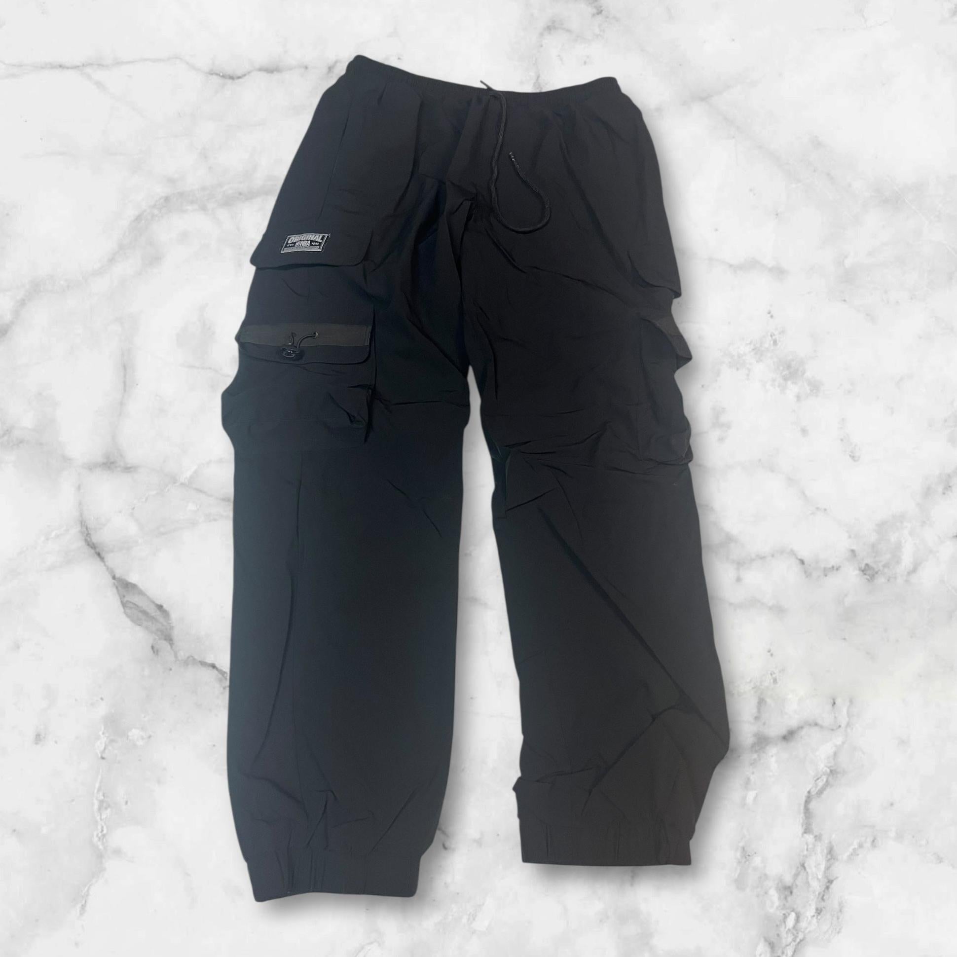 Entdecke unsere Vintage Track Pants von Nike und anderen Marken, erhältlich bei Valuxery.de - Dein Shop für trendige Vintage - Kleidung. Unsere Track Pants sind aus hochwertigen Materialien und