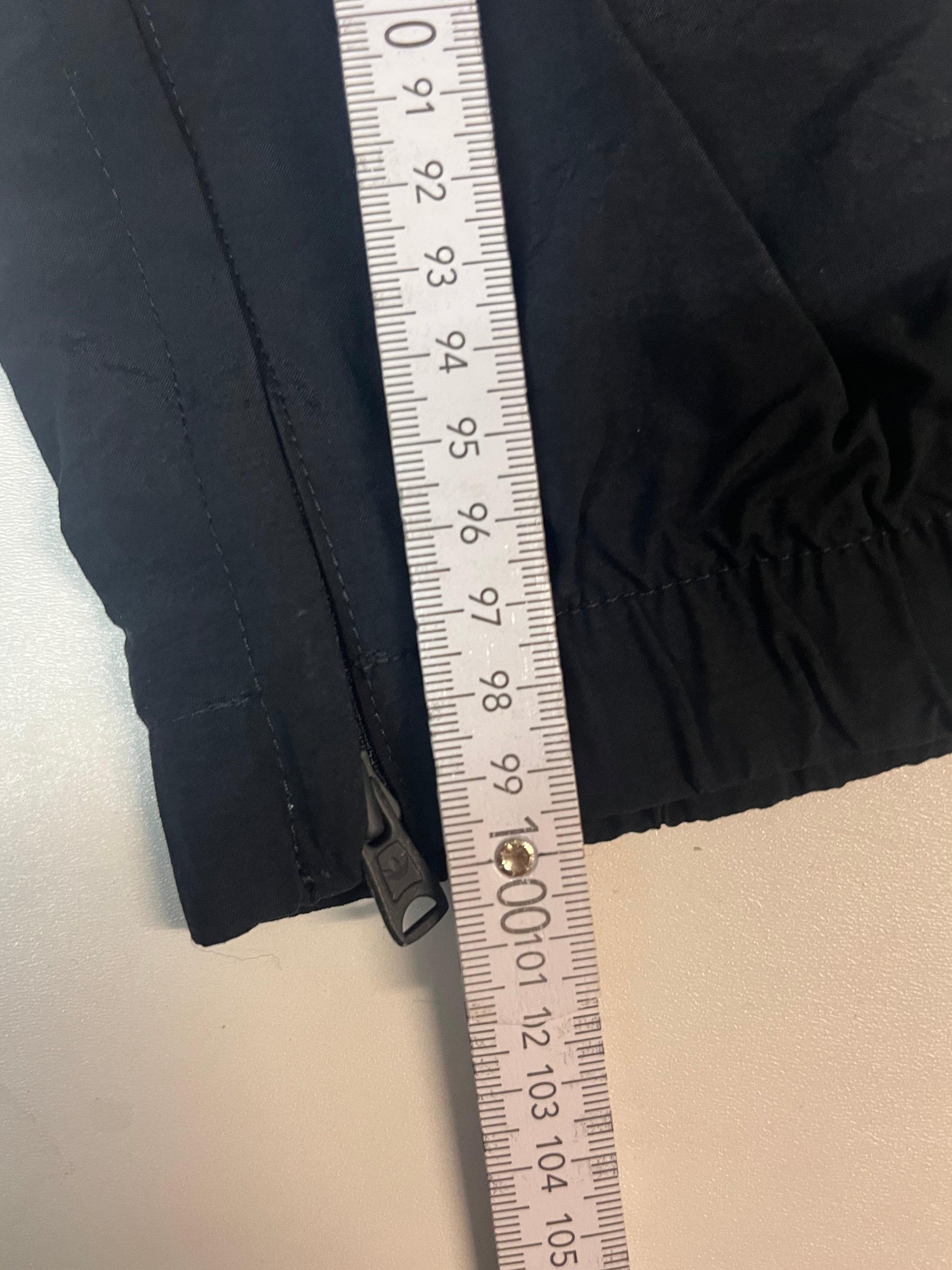 Entdecke unsere Vintage Track Pants von Nike und anderen Marken, erhältlich bei Valuxery.de - Dein Shop für trendige Vintage - Kleidung. Unsere Track Pants sind aus hochwertigen Materialien und