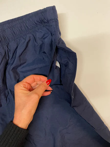 Entdecke unsere Vintage Track Pants von Nike und anderen Marken, erhältlich bei Valuxery.de - Dein Shop für trendige Vintage - Kleidung. Unsere Track Pants sind aus hochwertigen Materialien und