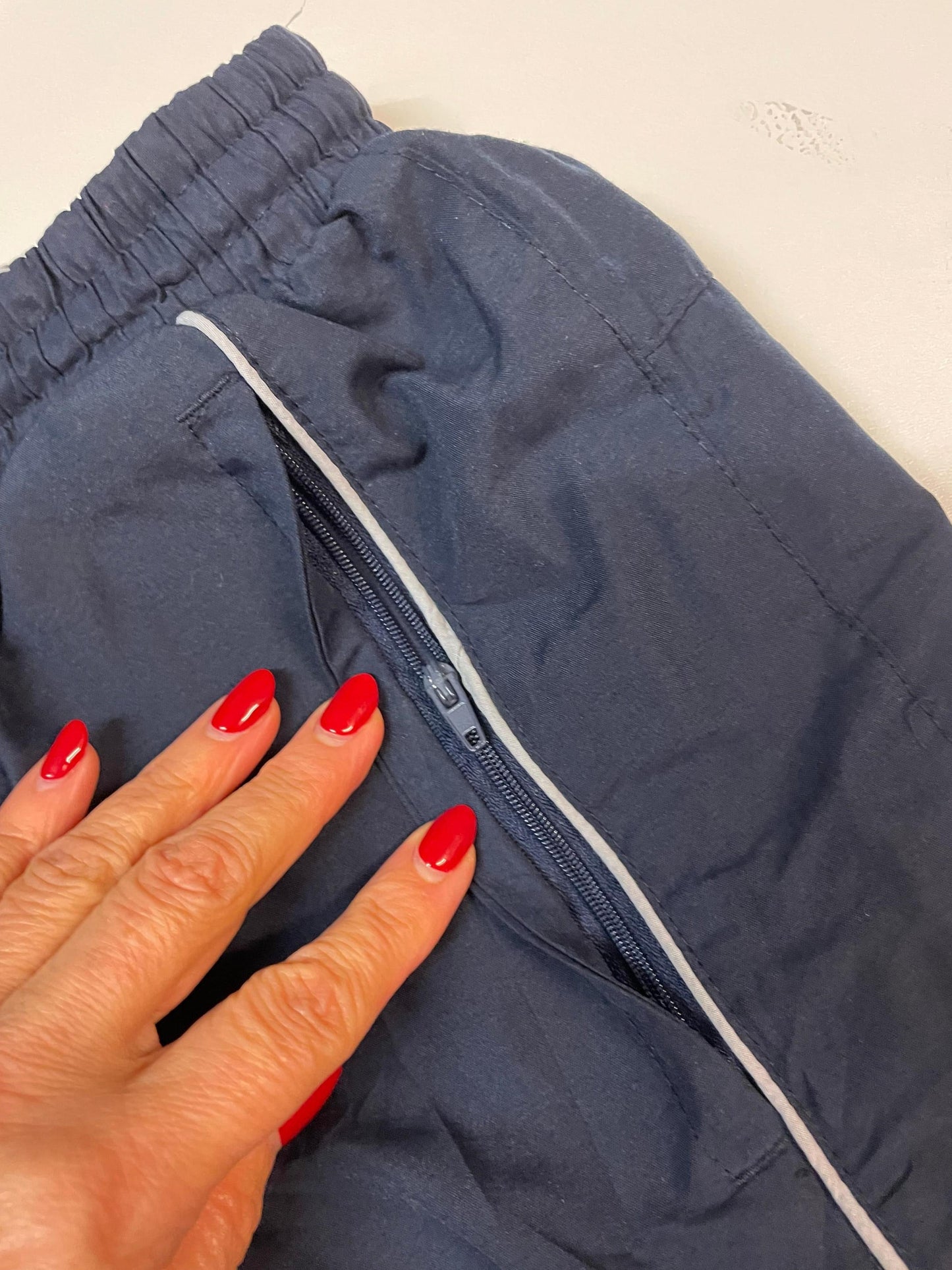 Entdecke unsere Vintage Track Pants von Nike und anderen Marken, erhältlich bei Valuxery.de - Dein Shop für trendige Vintage - Kleidung. Unsere Track Pants sind aus hochwertigen Materialien und