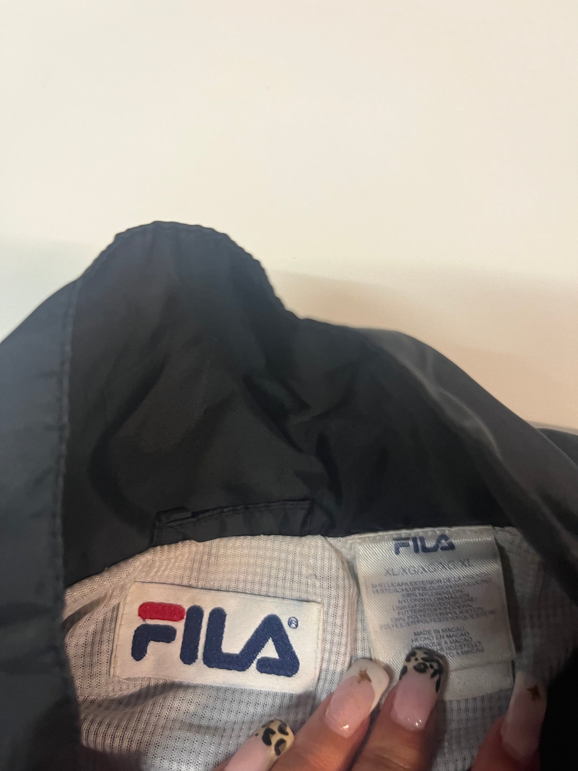 Entdecke unsere Vintage Track Pants von Nike und anderen Marken, erhältlich bei Valuxery.de - Dein Shop für trendige Vintage - Kleidung. Unsere Track Pants sind aus hochwertigen Materialien und