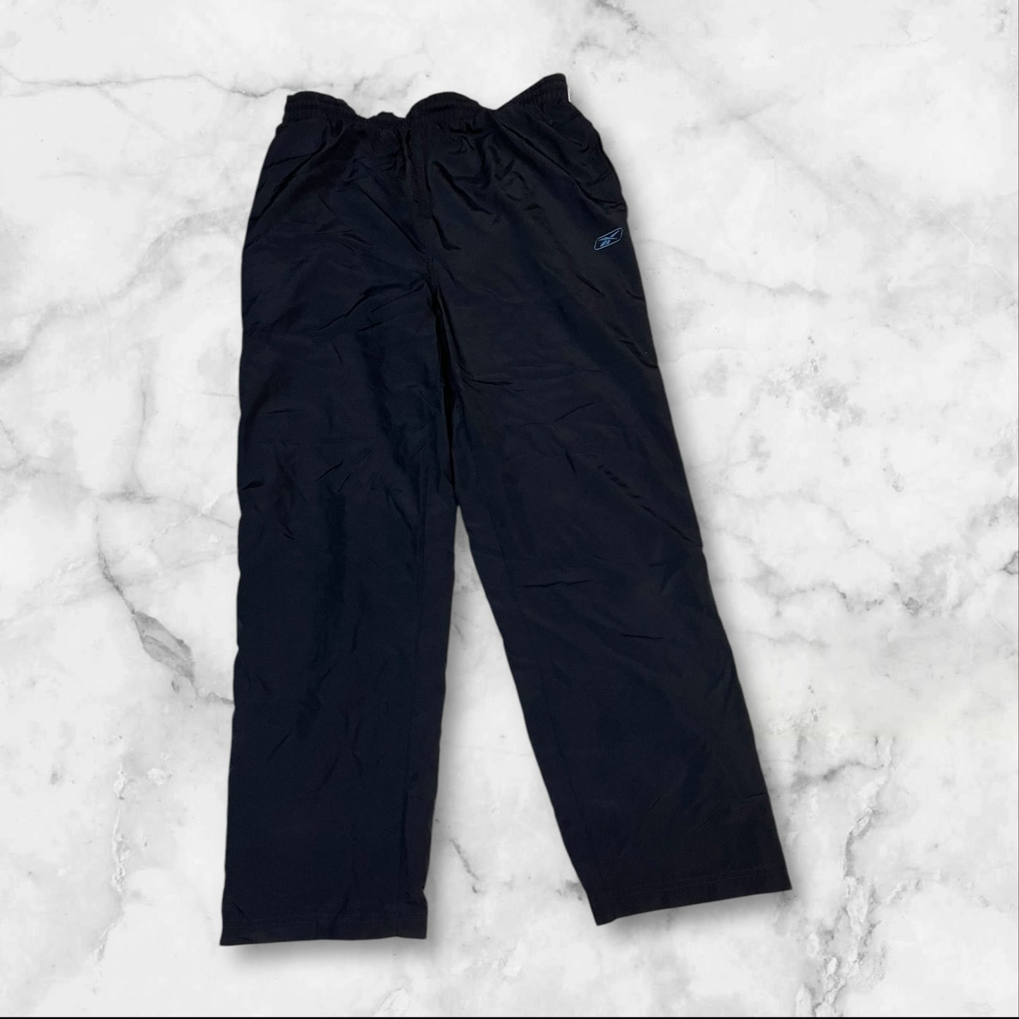 Entdecke unsere Vintage Track Pants von Nike und anderen Marken, erhältlich bei Valuxery.de - Dein Shop für trendige Vintage - Kleidung. Unsere Track Pants sind aus hochwertigen Materialien und