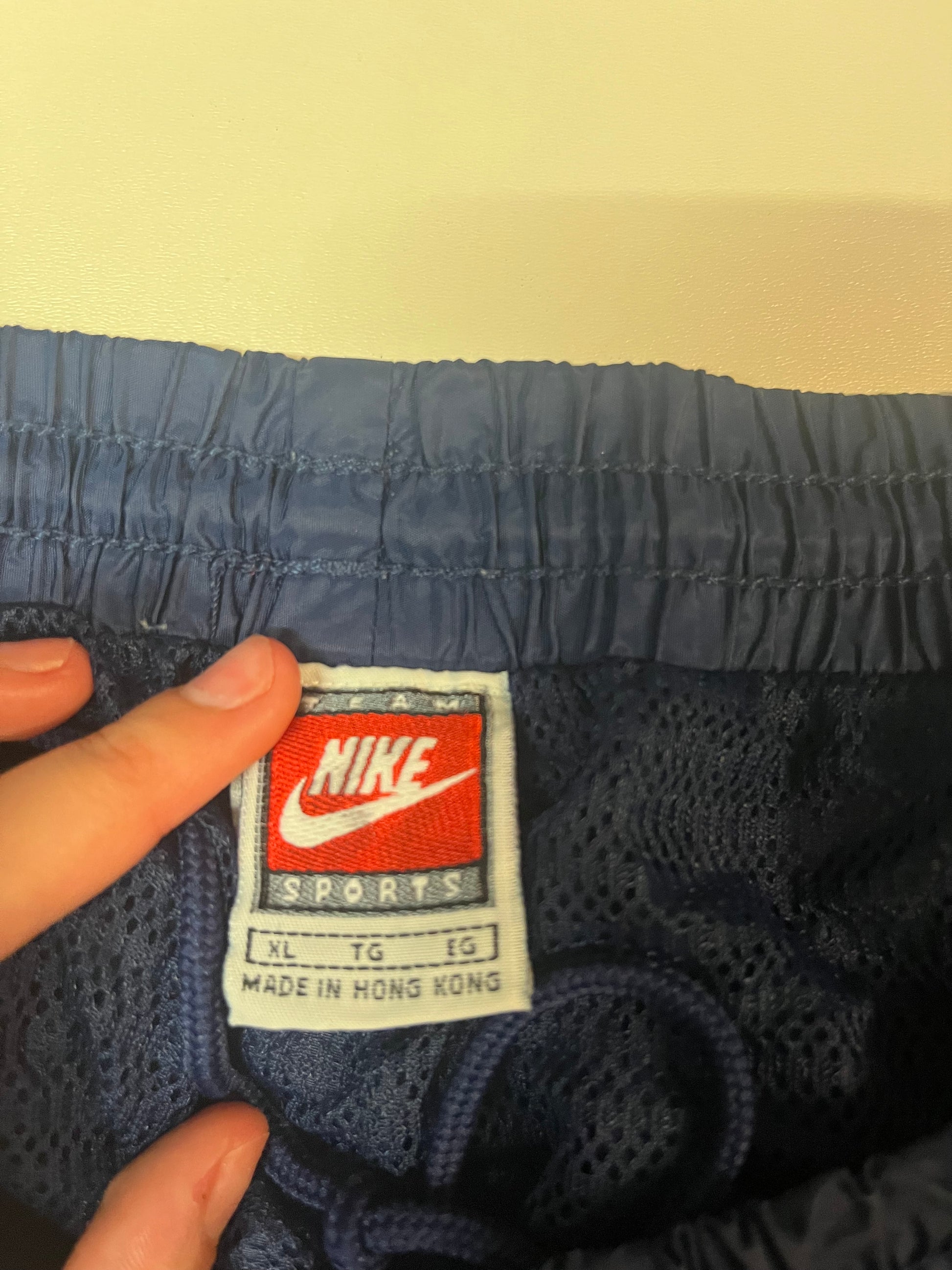 Entdecke unsere Vintage Track Pants von Nike und anderen Marken, erhältlich bei Valuxery.de - Dein Shop für trendige Vintage - Kleidung. Unsere Track Pants sind aus hochwertigen Materialien und