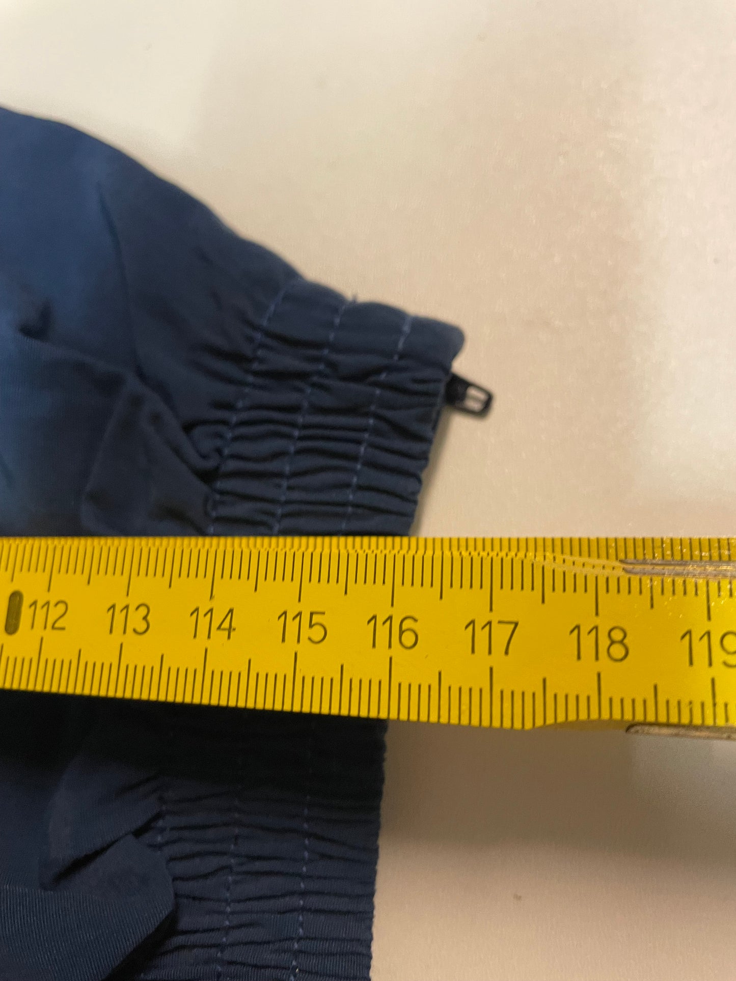 Entdecke unsere Vintage Track Pants von Nike und anderen Marken, erhältlich bei Valuxery.de - Dein Shop für trendige Vintage - Kleidung. Unsere Track Pants sind aus hochwertigen Materialien und