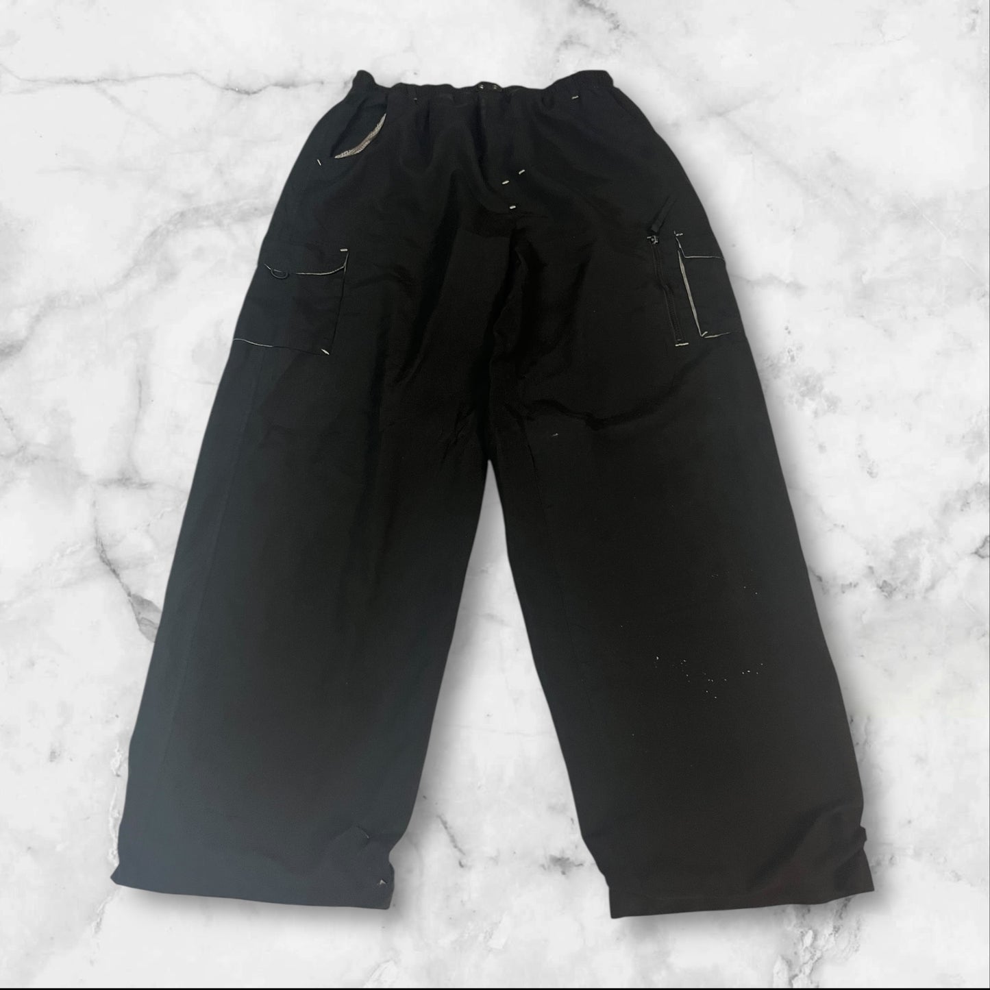 Entdecke unsere Vintage Track Pants von Nike und anderen Marken, erhältlich bei Valuxery.de - Dein Shop für trendige Vintage - Kleidung. Unsere Track Pants sind aus hochwertigen Materialien und