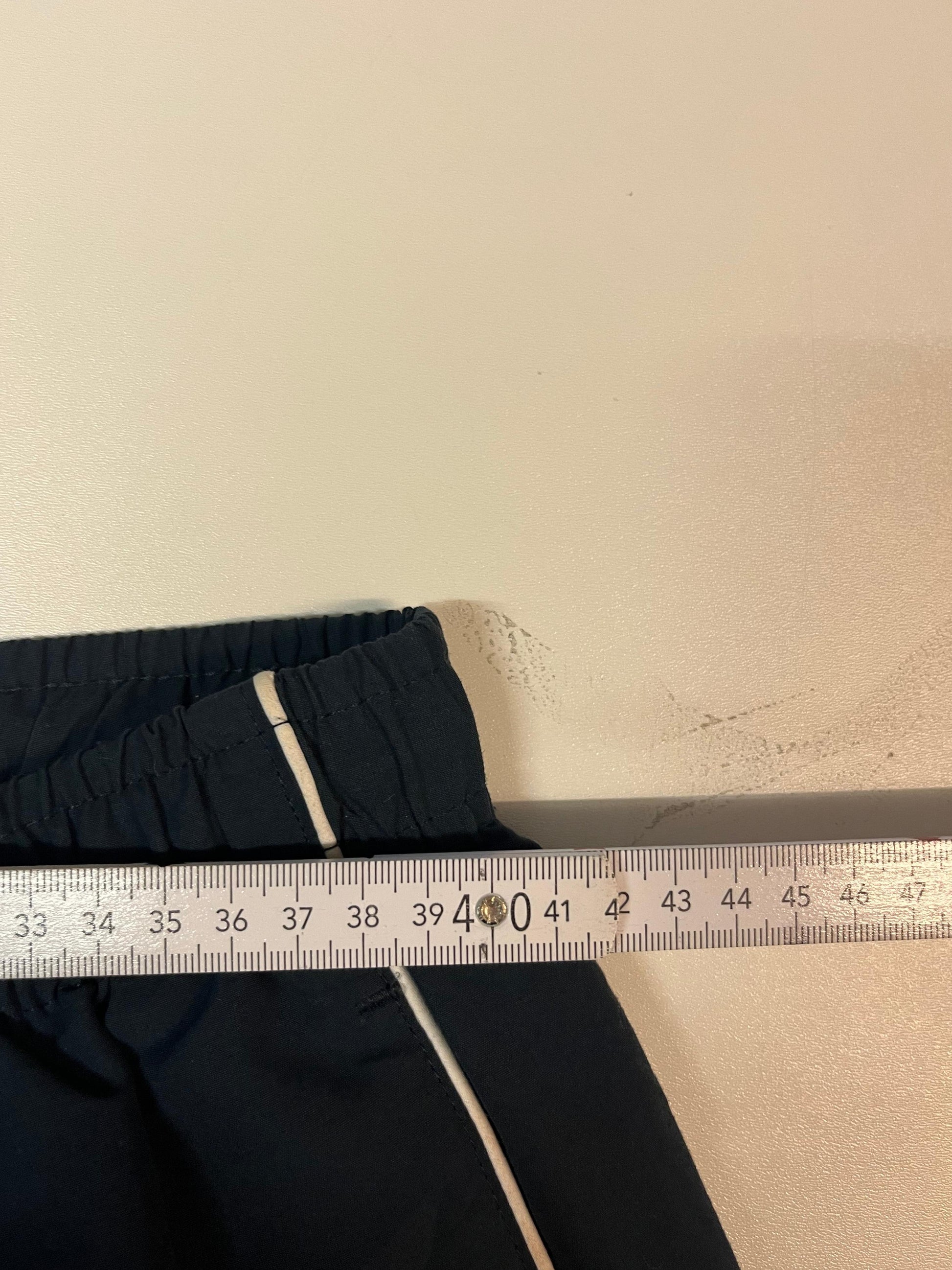 Entdecke unsere Vintage Track Pants von Nike und anderen Marken, erhältlich bei Valuxery.de - Dein Shop für trendige Vintage - Kleidung. Unsere Track Pants sind aus hochwertigen Materialien und