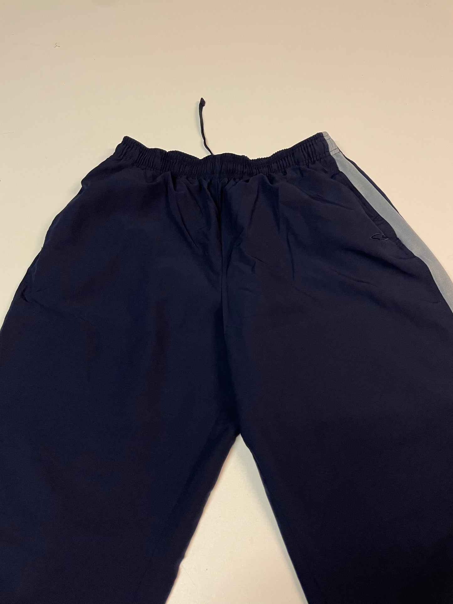 Entdecke unsere Vintage Track Pants von Nike und anderen Marken, erhältlich bei Valuxery.de - Dein Shop für trendige Vintage - Kleidung. Unsere Track Pants sind aus hochwertigen Materialien und