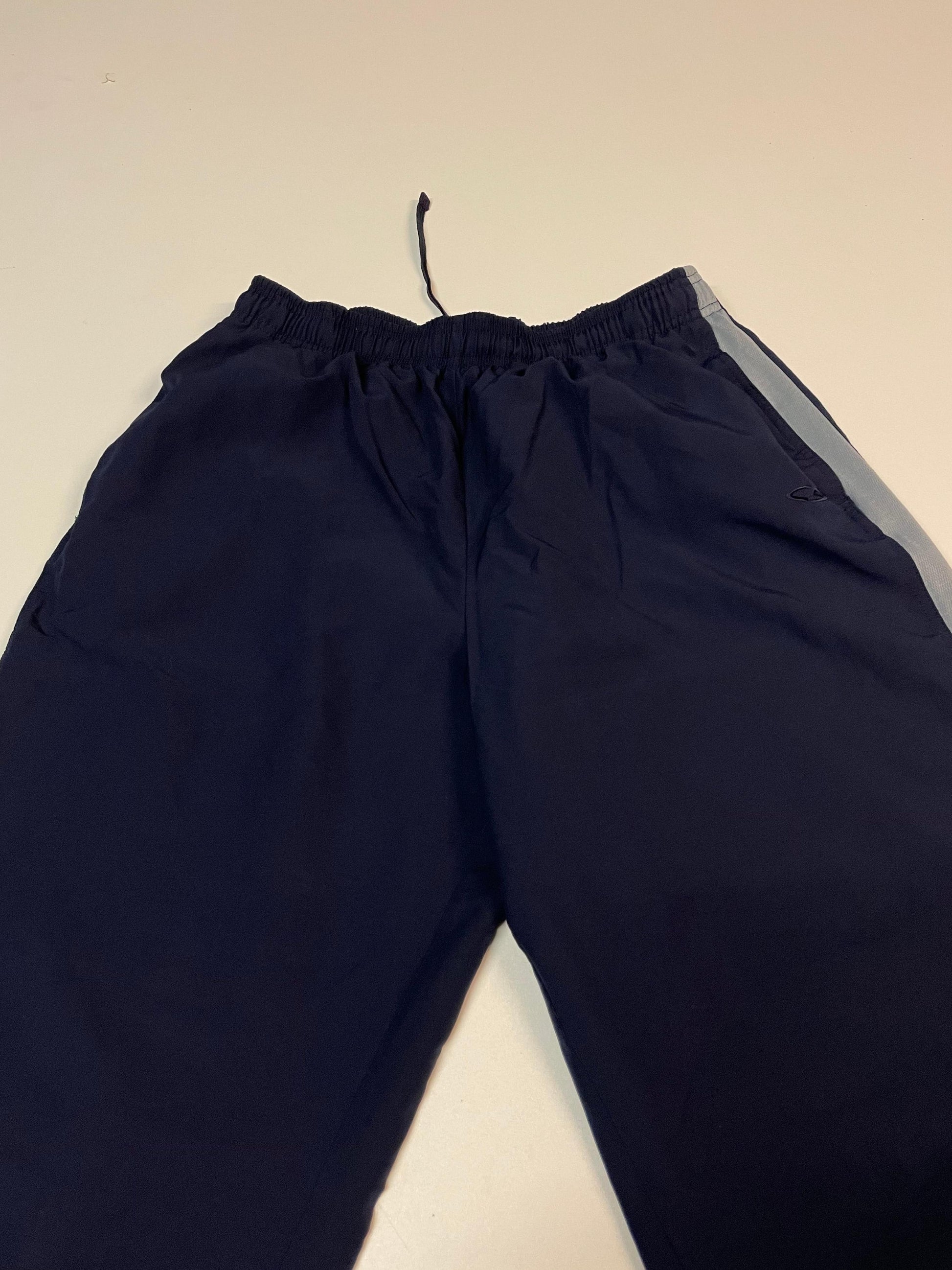 Entdecke unsere Vintage Track Pants von Nike und anderen Marken, erhältlich bei Valuxery.de - Dein Shop für trendige Vintage - Kleidung. Unsere Track Pants sind aus hochwertigen Materialien und