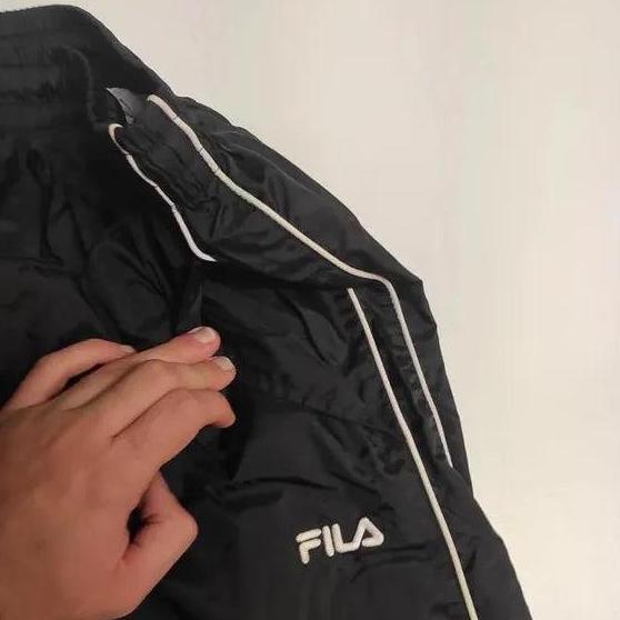 Entdecke unsere Vintage Track Pants von Nike und anderen Marken, erhältlich bei Valuxery.de - Dein Shop für trendige Vintage - Kleidung. Unsere Track Pants sind aus hochwertigen Materialien und