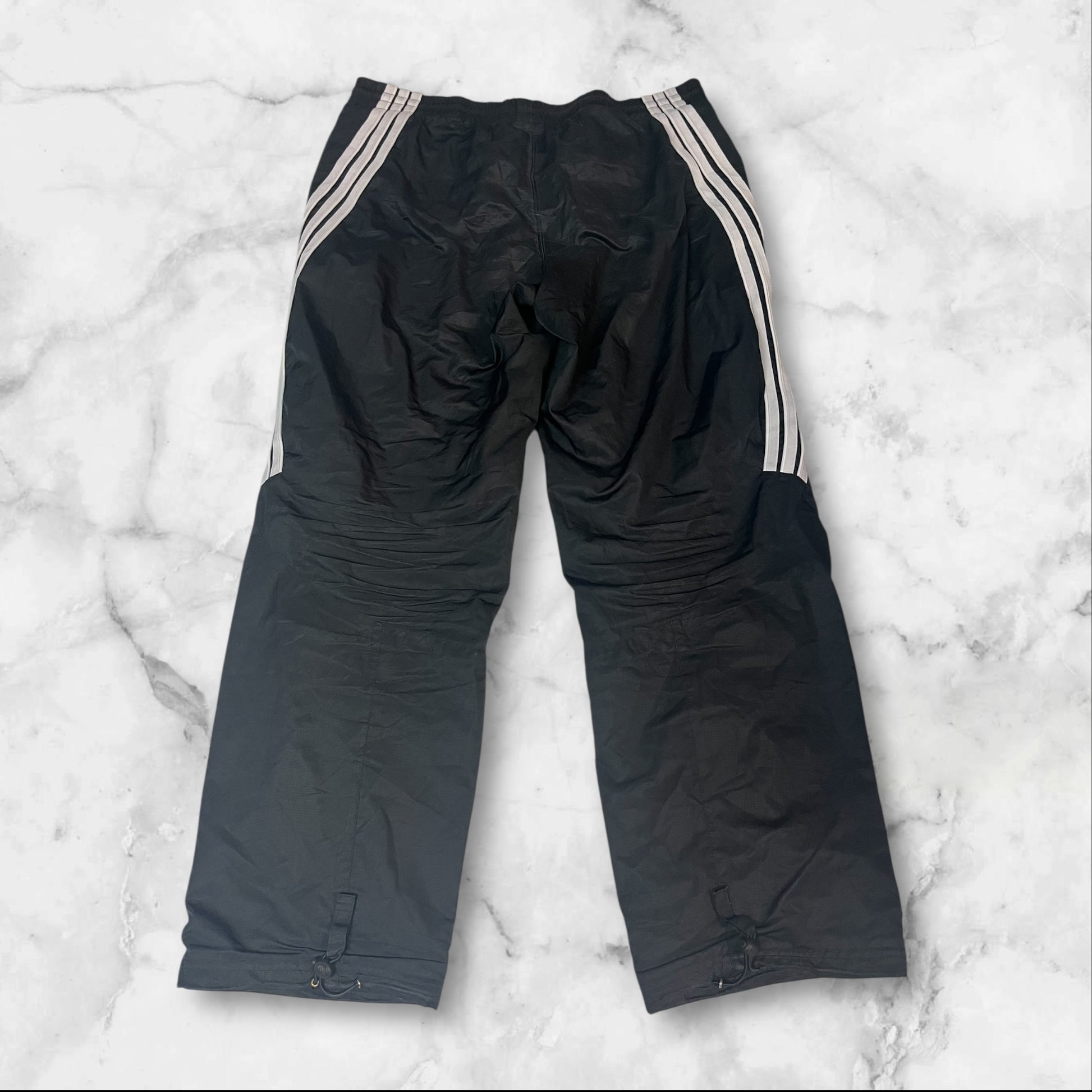Entdecke unsere Vintage Track Pants von Nike und anderen Marken, erhältlich bei Valuxery.de - Dein Shop für trendige Vintage - Kleidung. Unsere Track Pants sind aus hochwertigen Materialien und