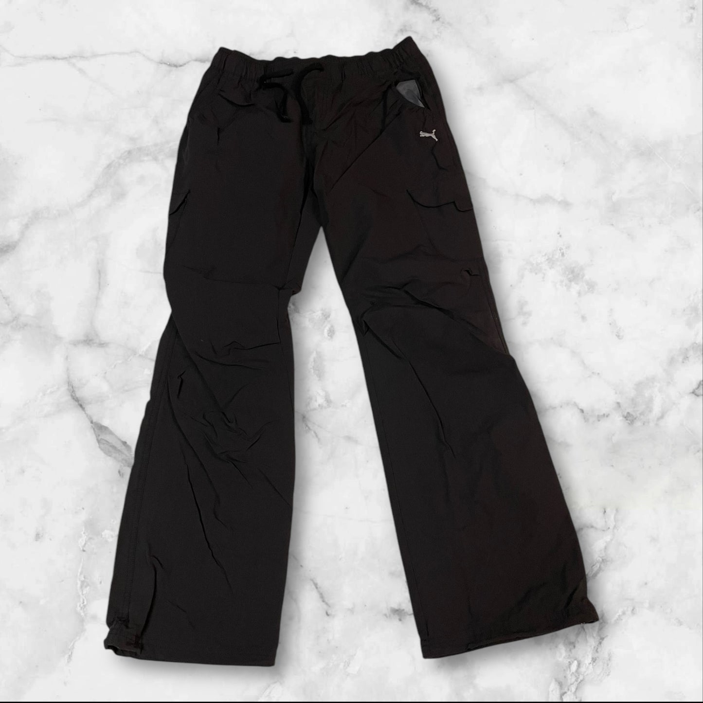 Entdecke unsere Vintage Track Pants von Nike und anderen Marken, erhältlich bei Valuxery.de - Dein Shop für trendige Vintage - Kleidung. Unsere Track Pants sind aus hochwertigen Materialien und