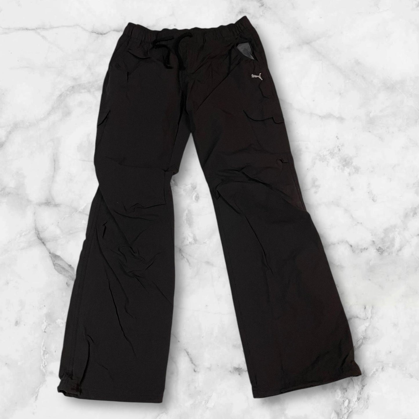 Entdecke unsere Vintage Track Pants von Nike und anderen Marken, erhältlich bei Valuxery.de - Dein Shop für trendige Vintage - Kleidung. Unsere Track Pants sind aus hochwertigen Materialien und