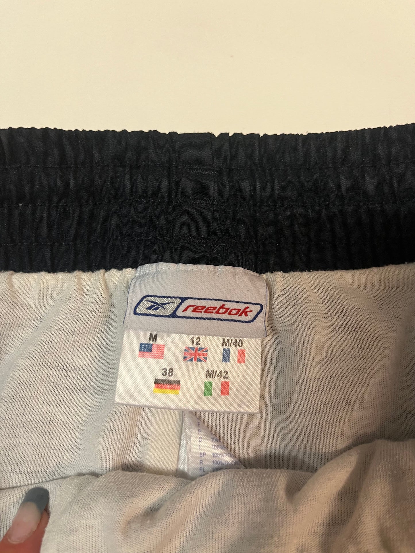 Entdecke unsere Vintage Track Pants von Nike und anderen Marken, erhältlich bei Valuxery.de - Dein Shop für trendige Vintage - Kleidung. Unsere Track Pants sind aus hochwertigen Materialien und