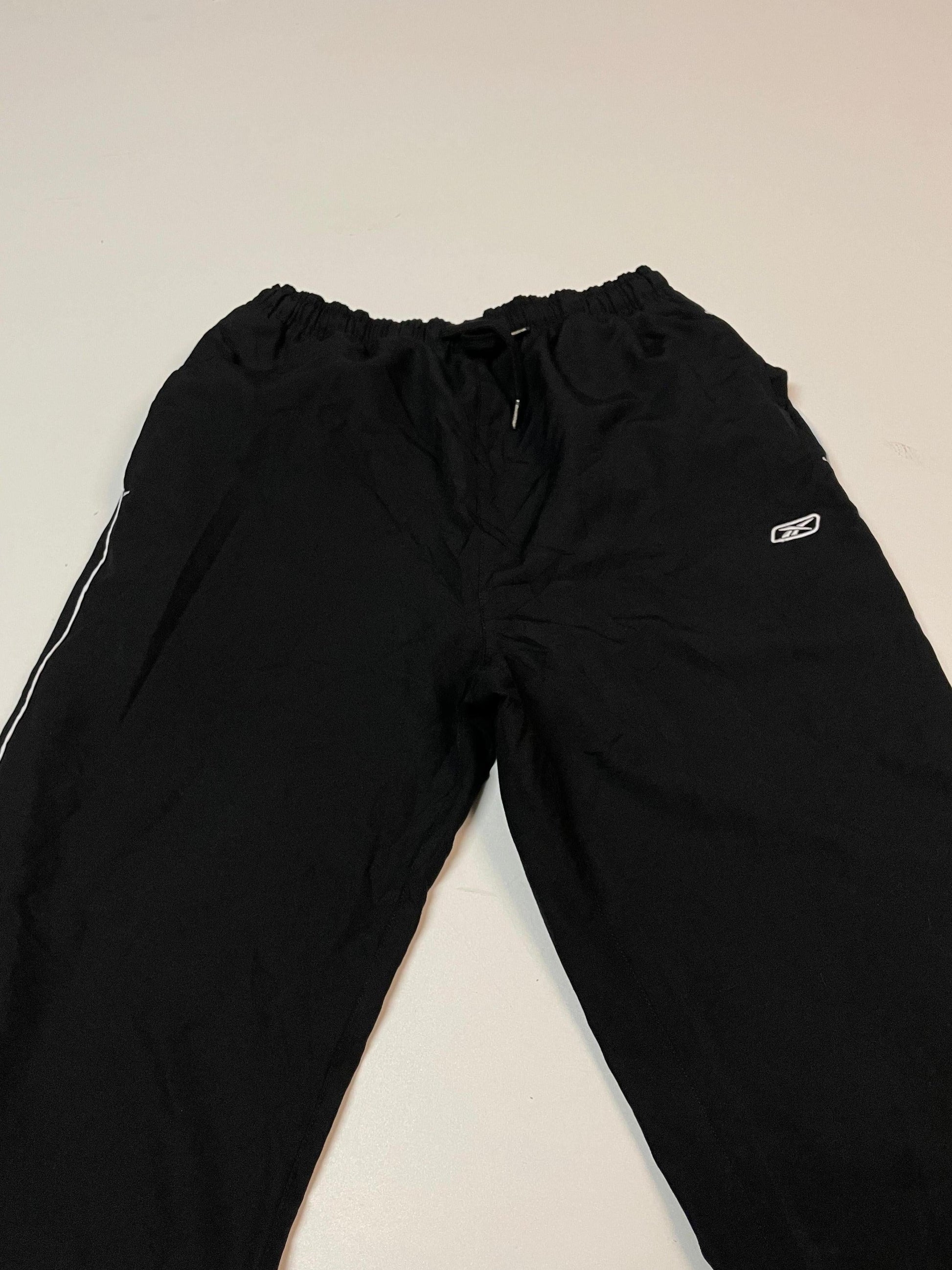Entdecke unsere Vintage Track Pants von Nike und anderen Marken, erhältlich bei Valuxery.de - Dein Shop für trendige Vintage - Kleidung. Unsere Track Pants sind aus hochwertigen Materialien und