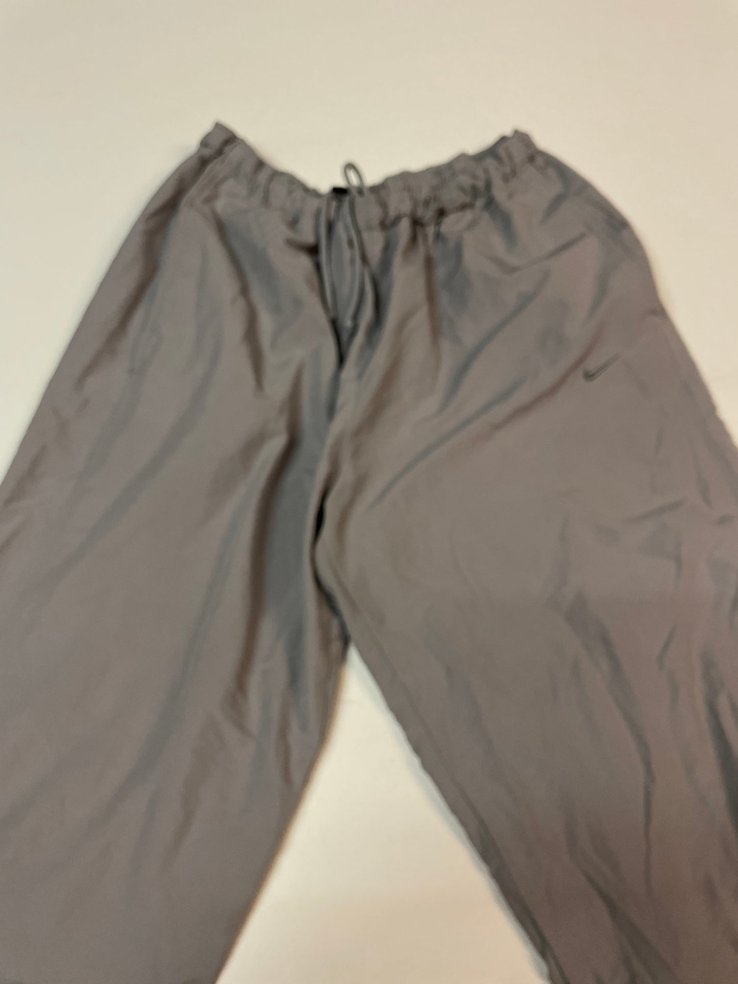Entdecke unsere Vintage Track Pants von Nike und anderen Marken, erhältlich bei Valuxery.de - Dein Shop für trendige Vintage - Kleidung. Unsere Track Pants sind aus hochwertigen Materialien und