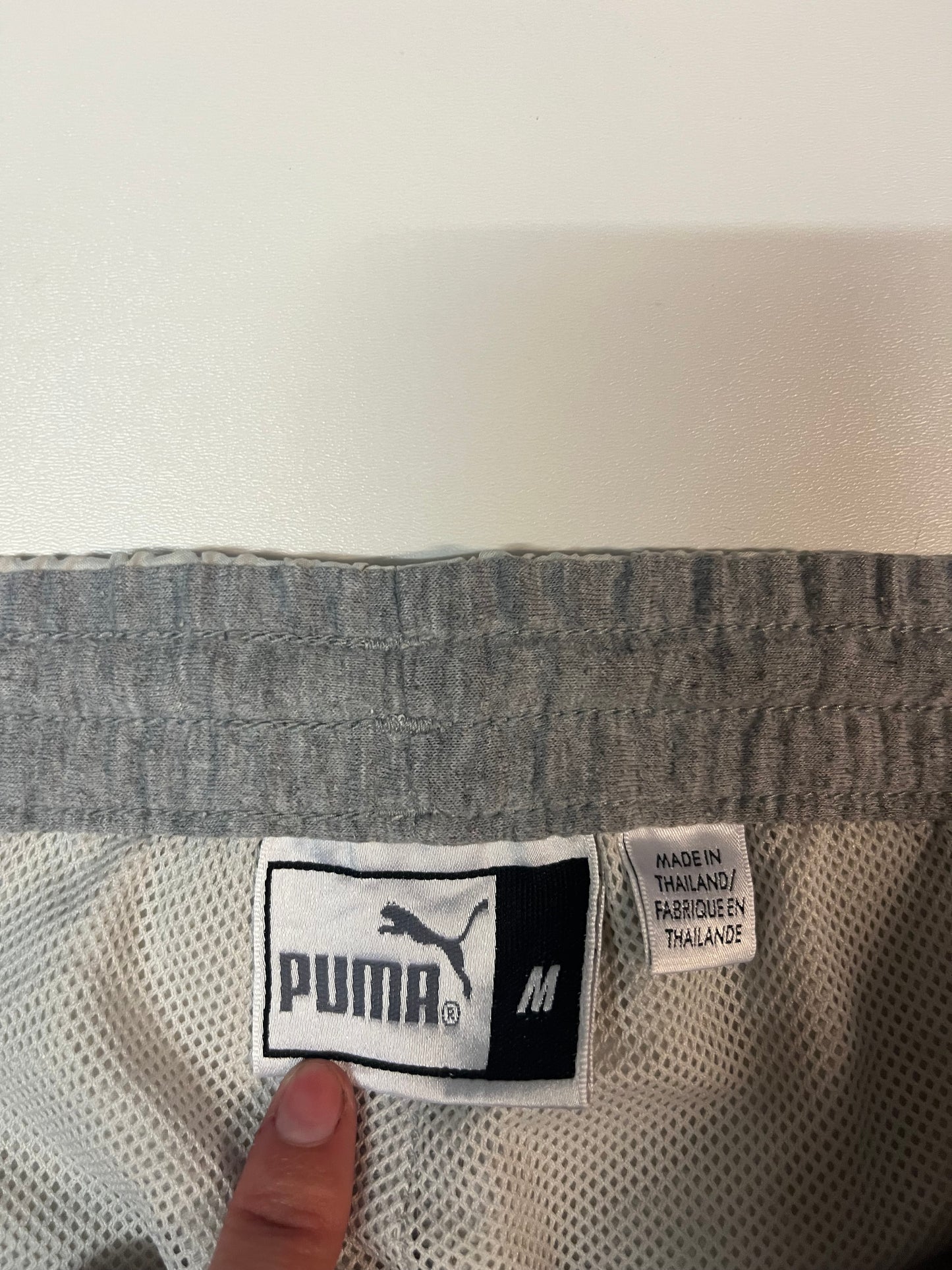 Entdecke unsere Vintage Track Pants von Nike und anderen Marken, erhältlich bei Valuxery.de - Dein Shop für trendige Vintage - Kleidung. Unsere Track Pants sind aus hochwertigen Materialien und
